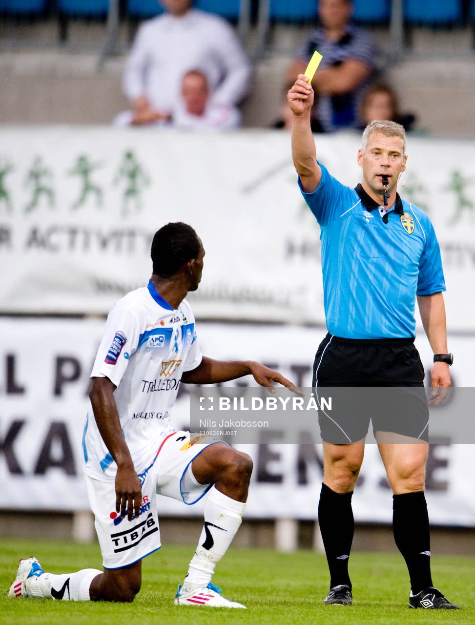 Tobias Mattsson, domare, ger gult kort till Ibrahim Koroma,