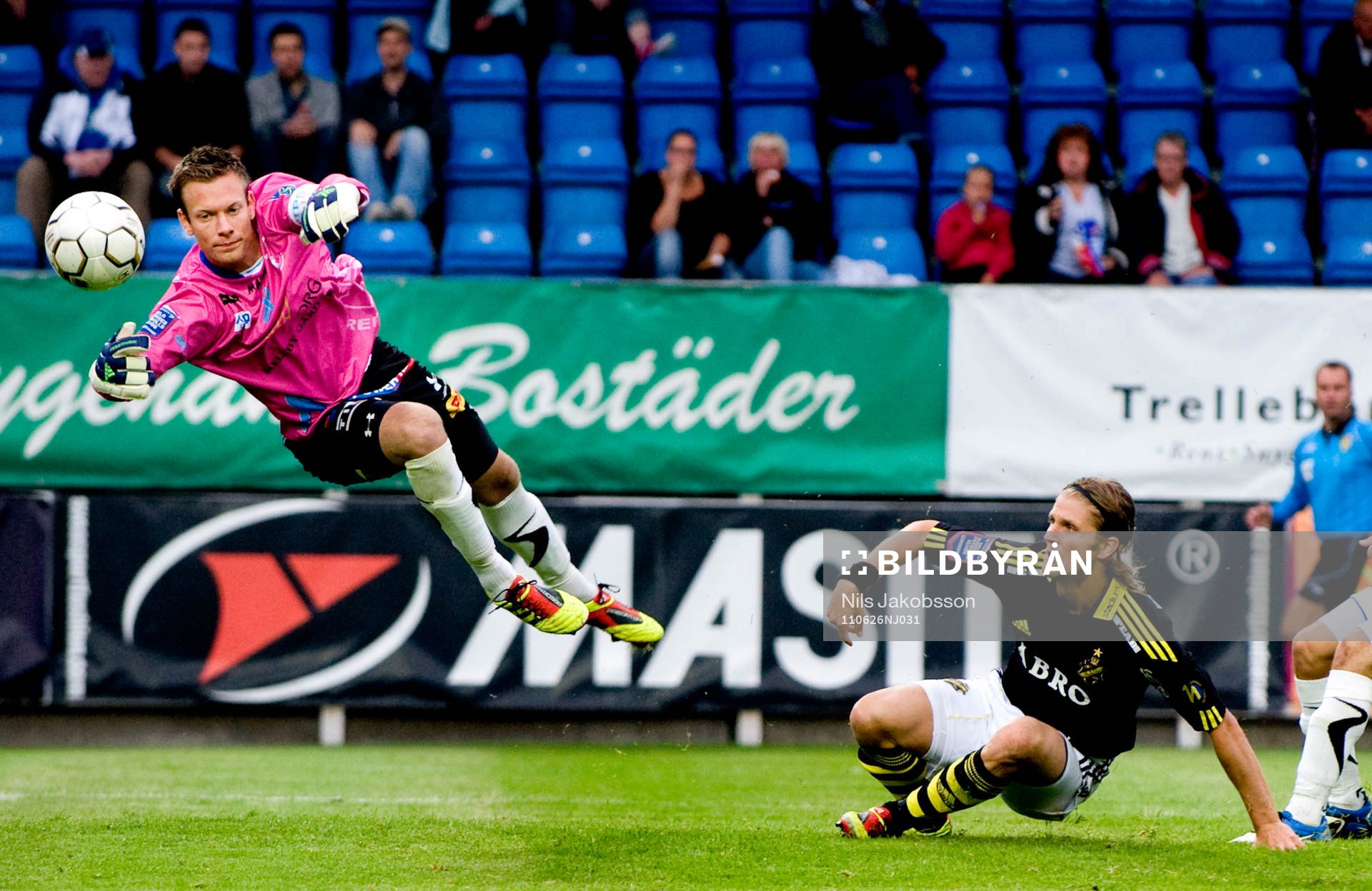 Viktor Noring, målvakt, Trelleborg ser bollen gå i mål,
