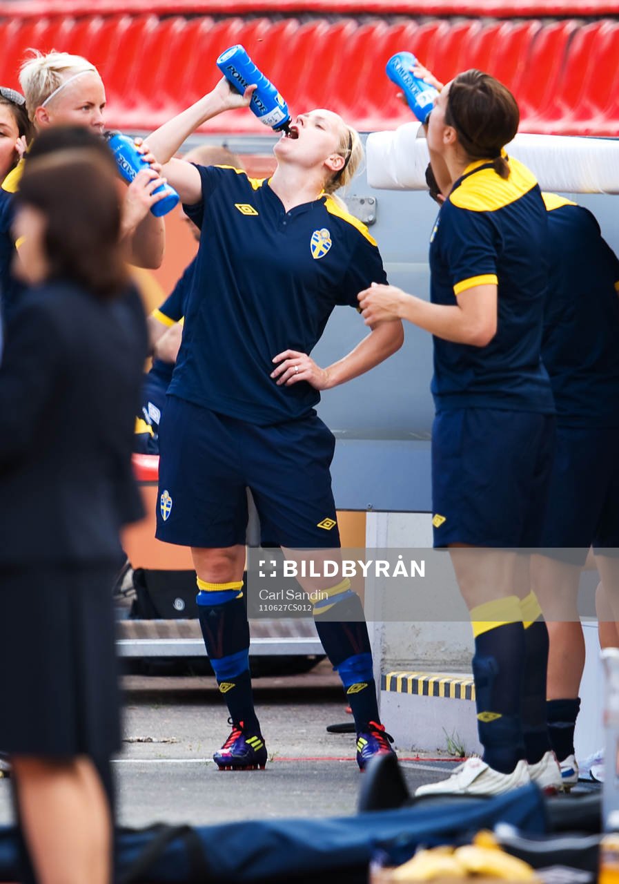 Lisa Dahlkvist, dricker vatten