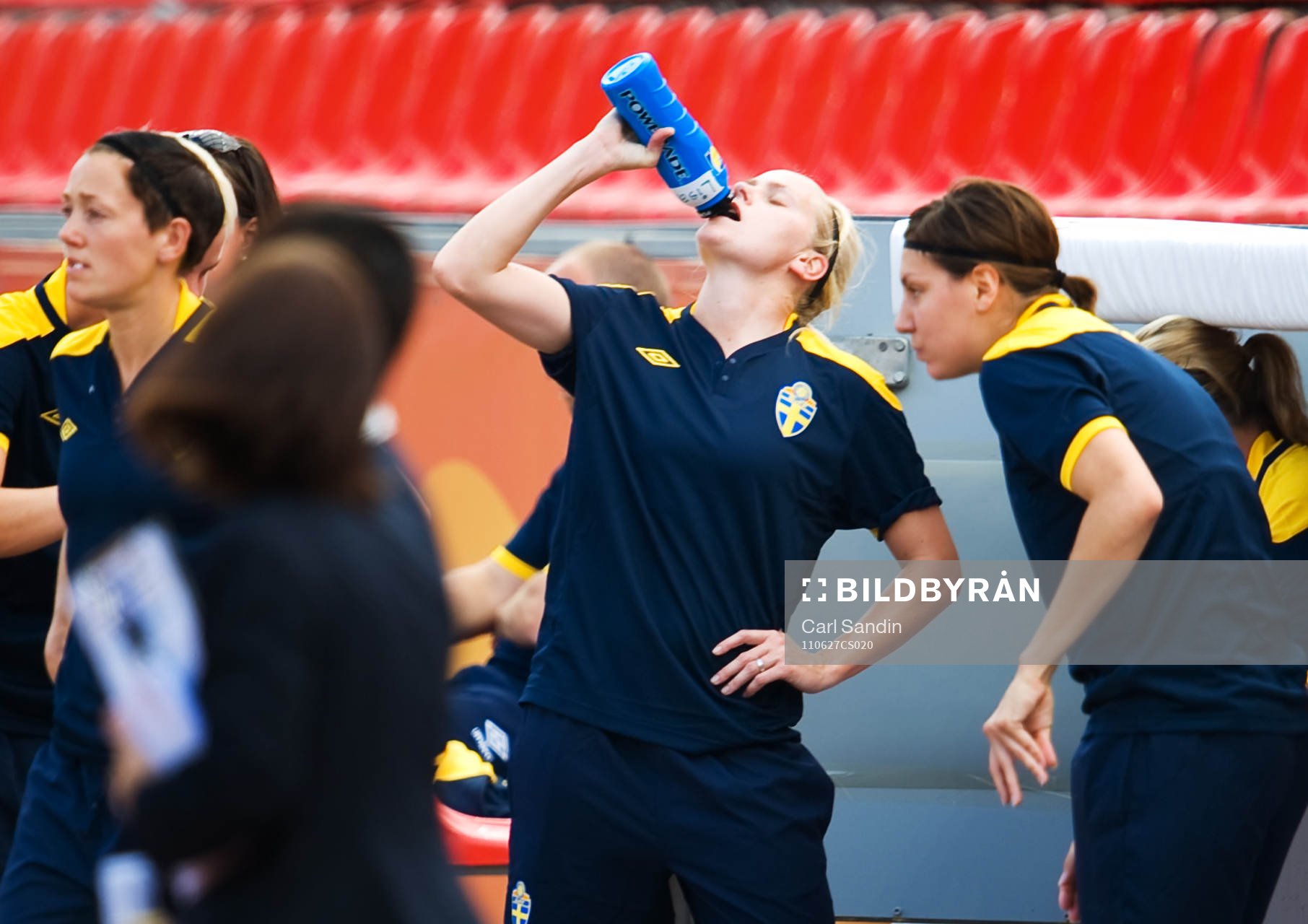 Lisa Dahlkvist, dricker vatten