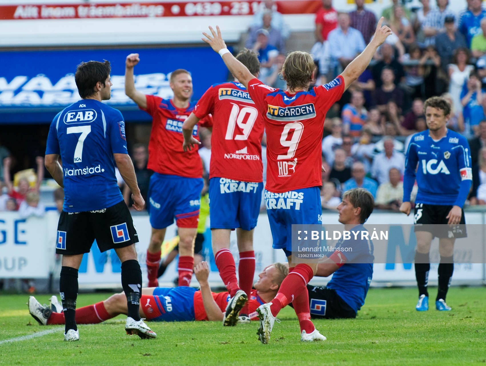 0-2, Peter Larsson, sittande, 2-målsskytt. Jubel