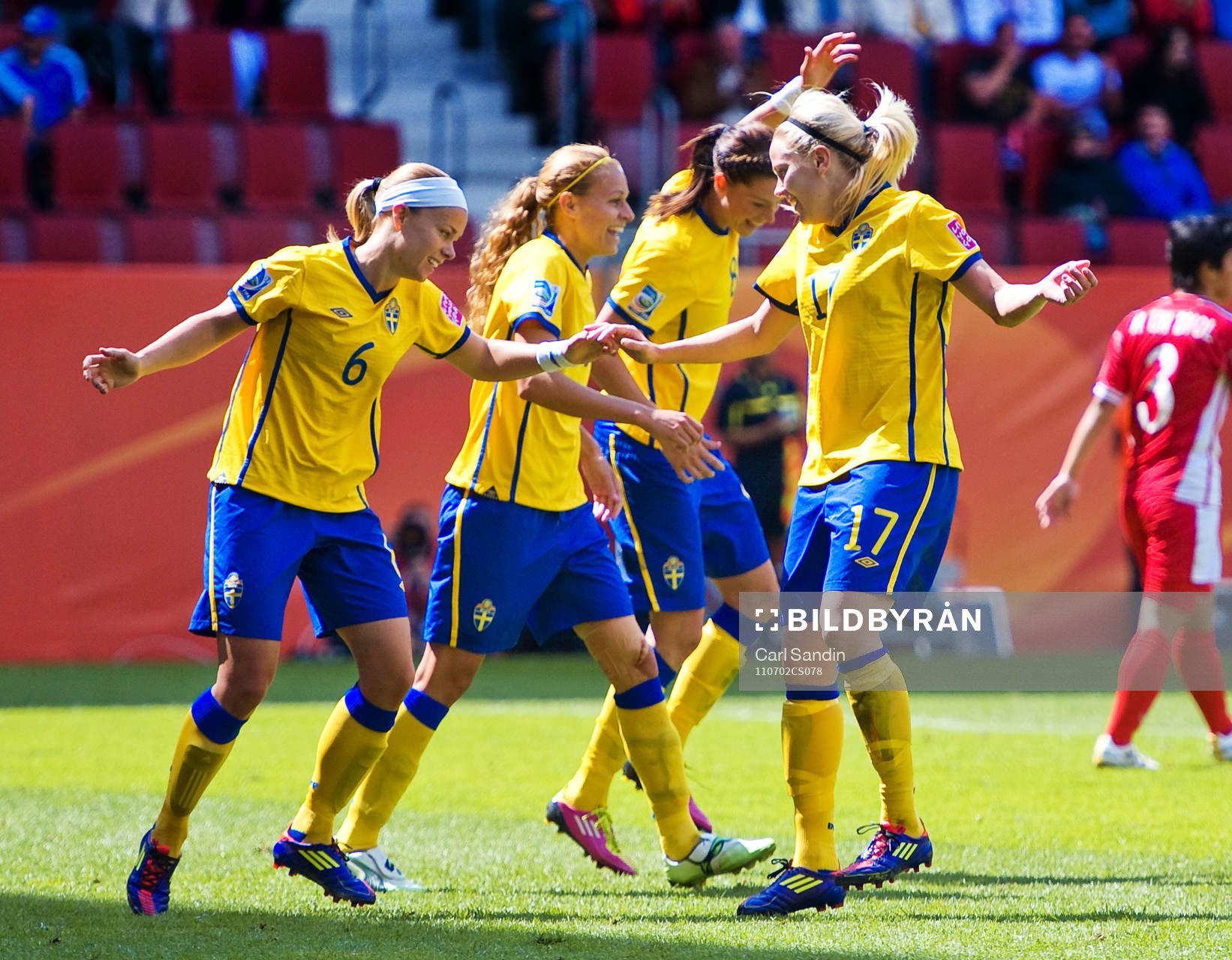 Sverige, dansar och hoppar hopprep