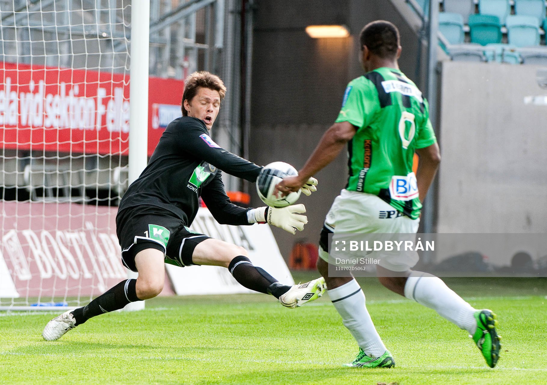 Mattias Hugosson, målvakt Gefle, räddar ett friläge,