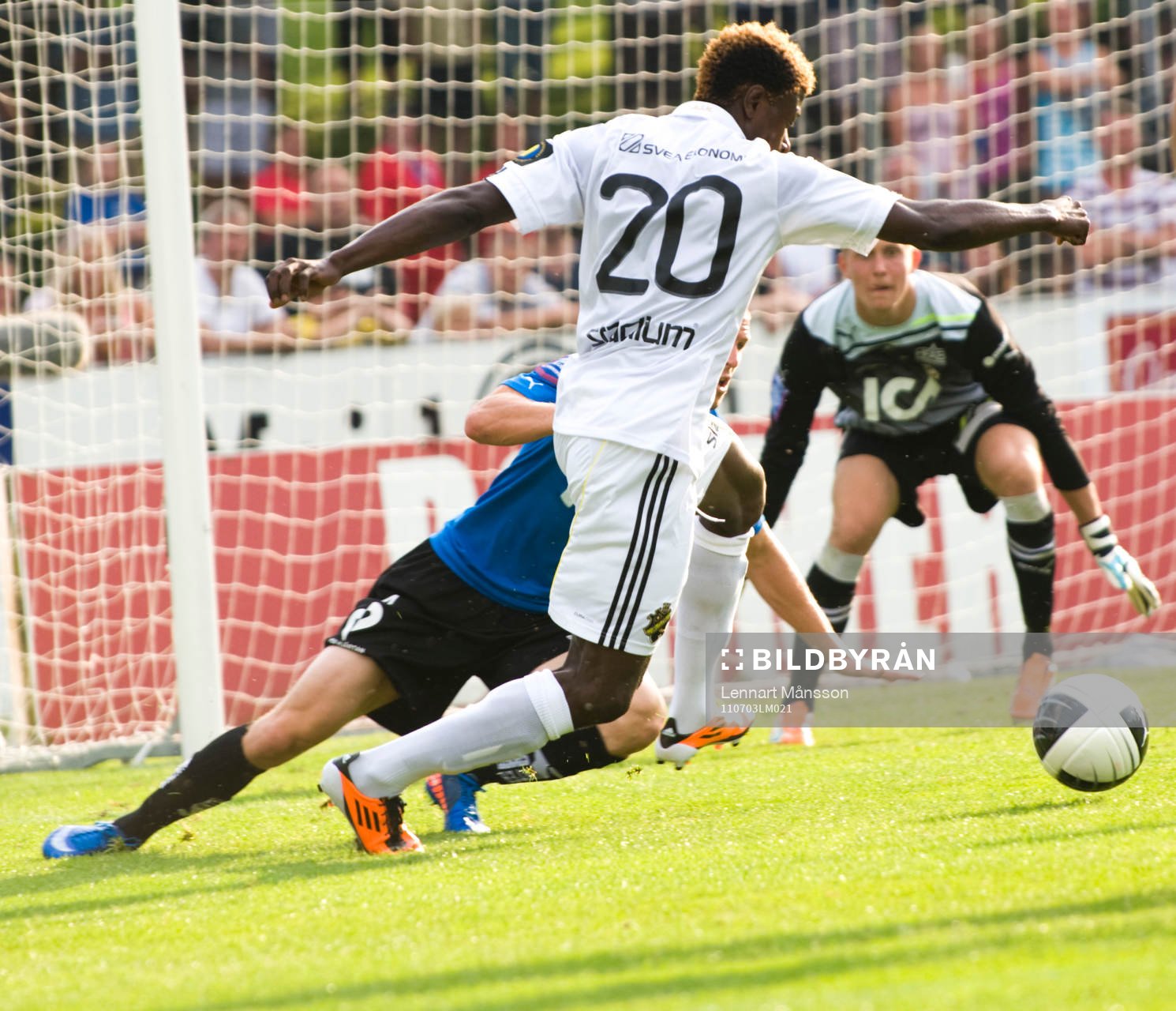 Mohamed Bangura, AIK och Karl-Johan Johnsson, målvakt,