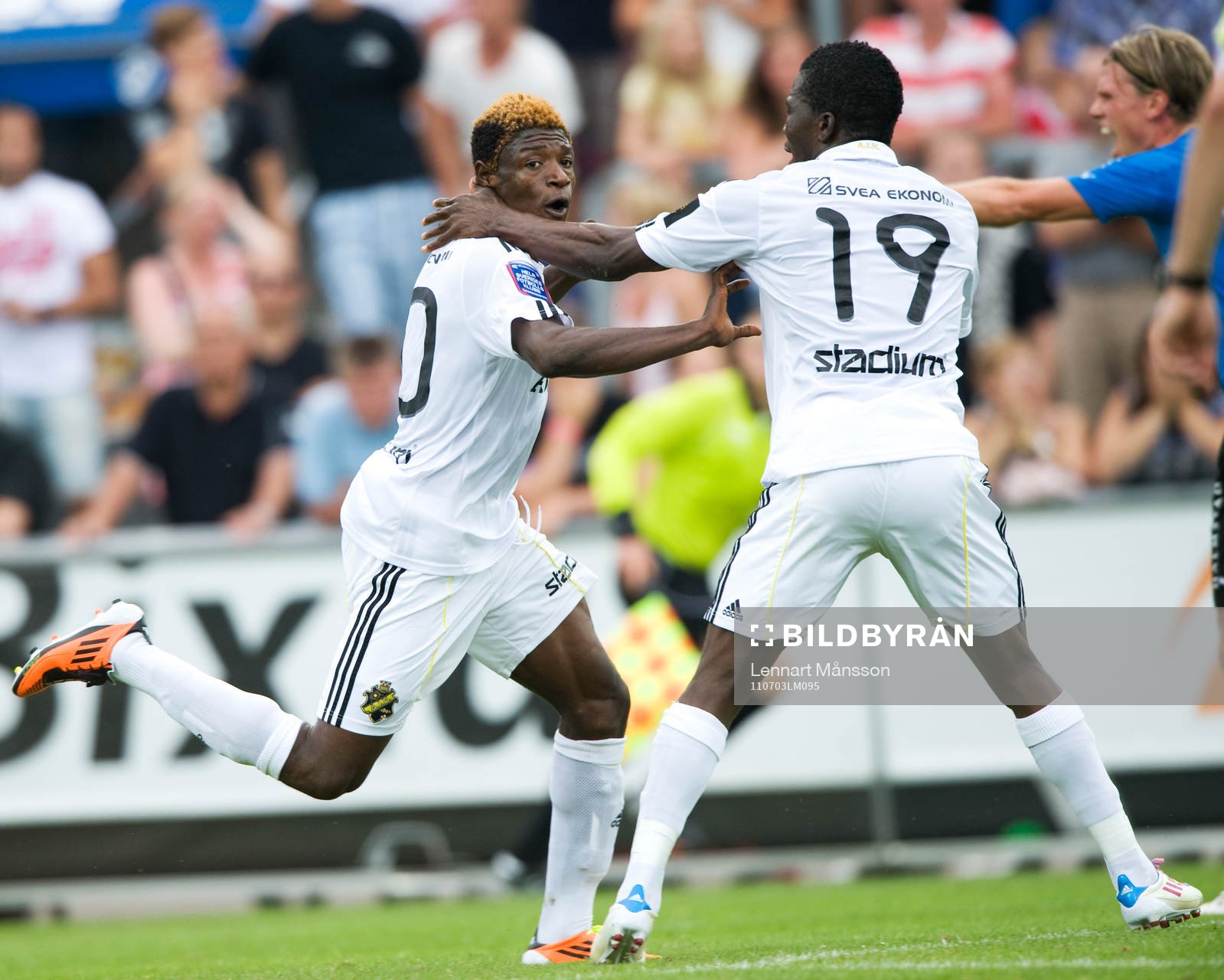 1-1, Mohamed Bangura, som grattas av Ibrahim Bangura. Jubel