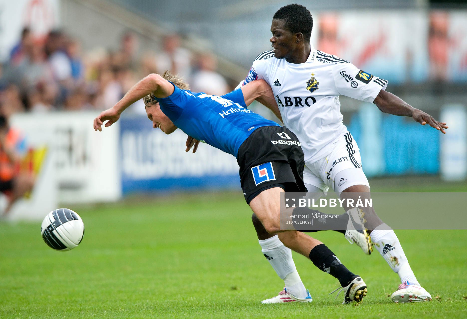 Christian Järdler, Halmstad, faller mot Ibrahim Bangura,