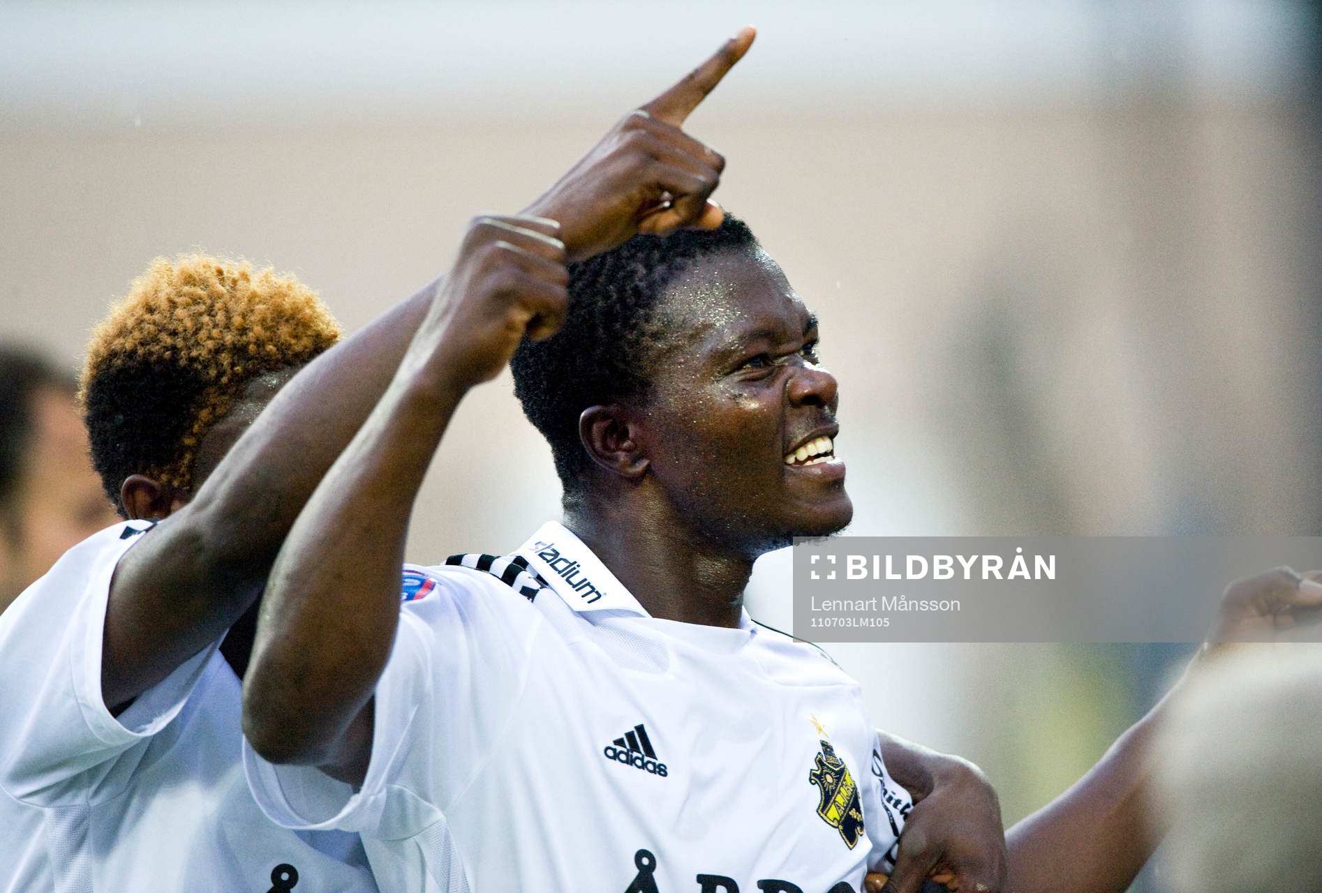 1-3, Ibrahim Bangura, som grattas av Mohamed Bangura.
