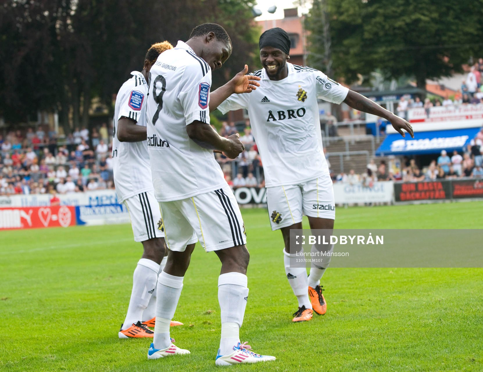1-1, Mohamed Bangura, som grattas av Ibrahim Bangura och