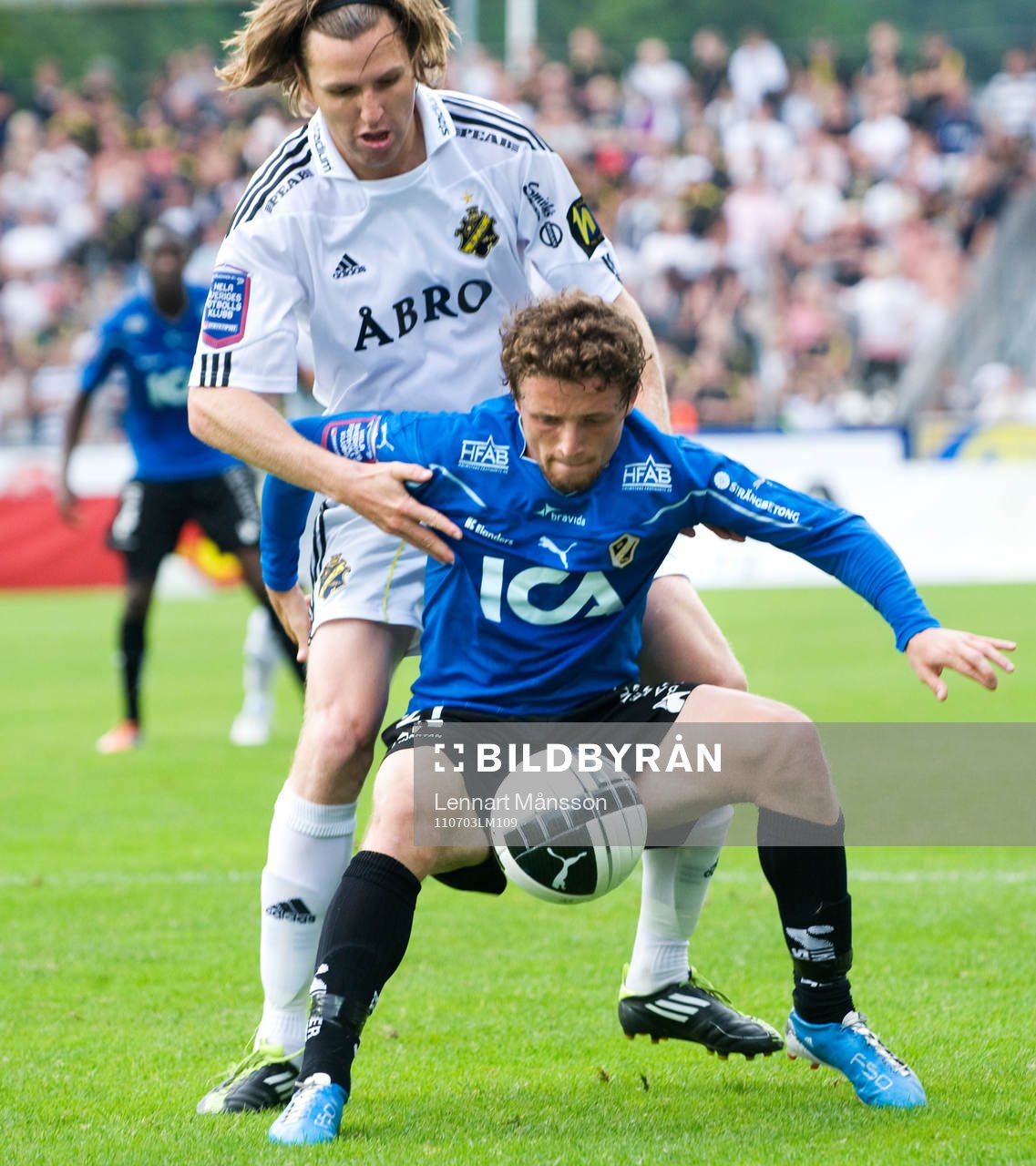 Nils-Eric Johansson, AIK, trycker till Kujtim Bala, Halmstad