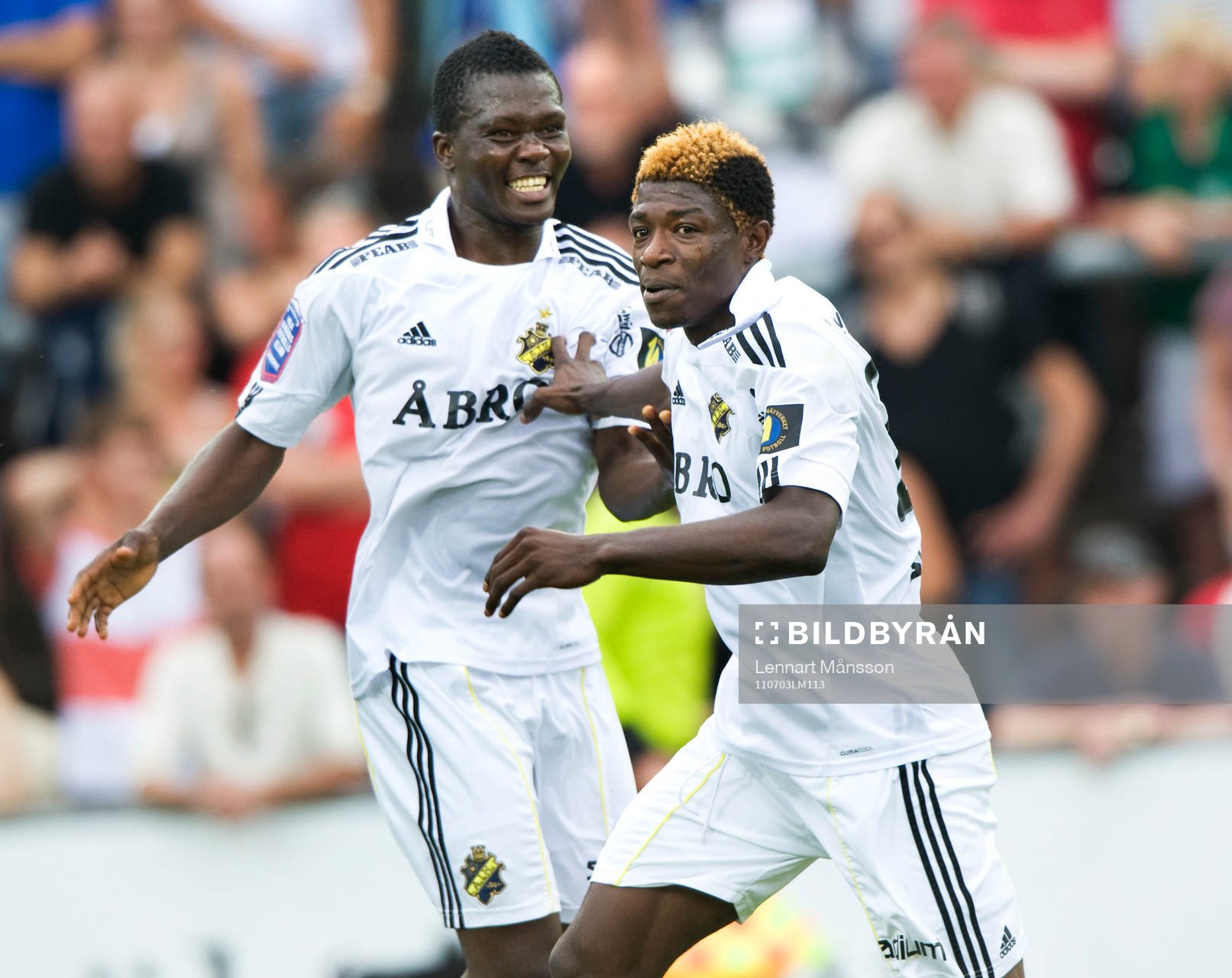 1-1, Mohamed Bangura, som grattas av Ibrahim Bangura. Jubel
