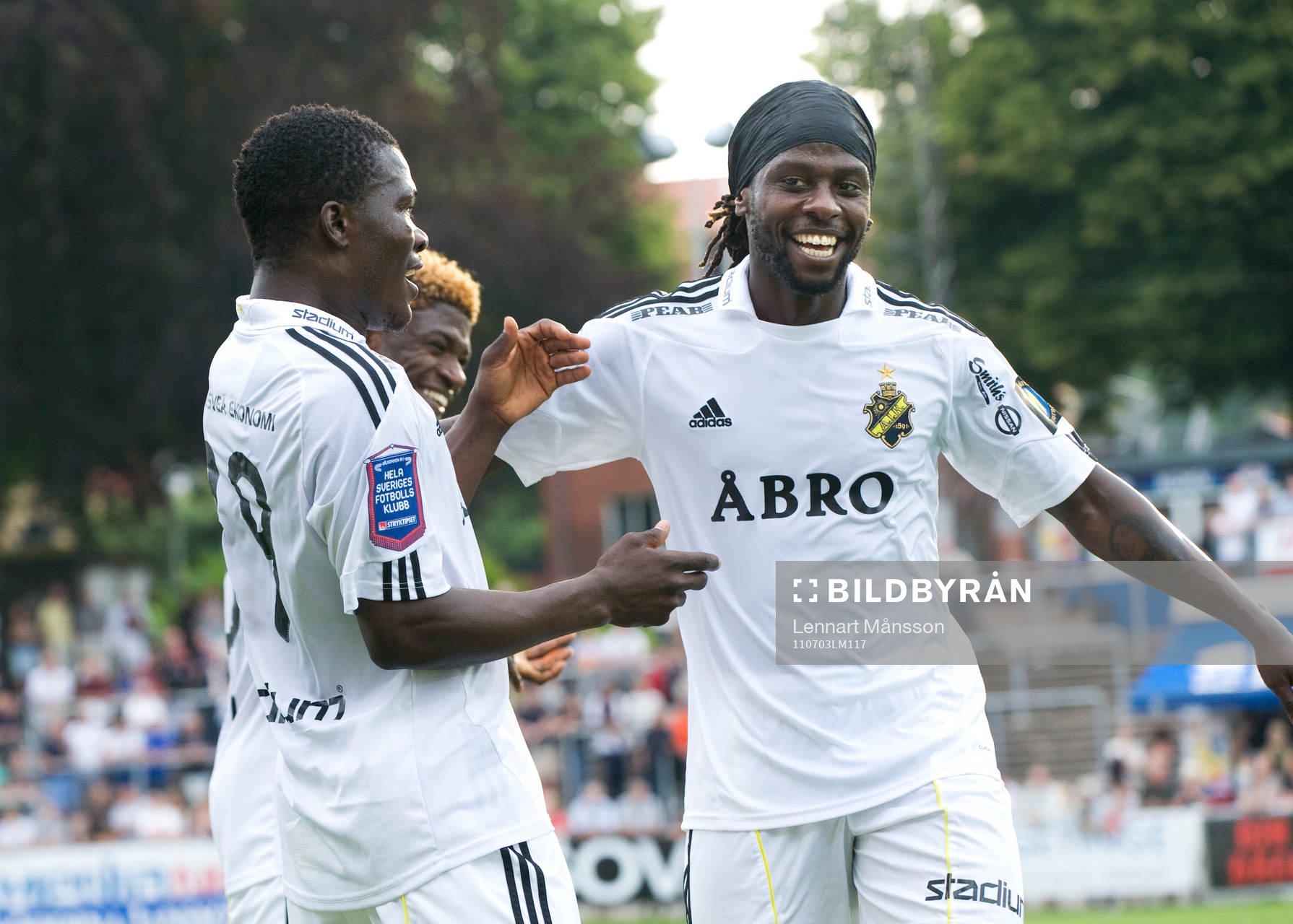 Mohamed Bangura, AIK har gjort 1-1 och dansar med Ibrahim
