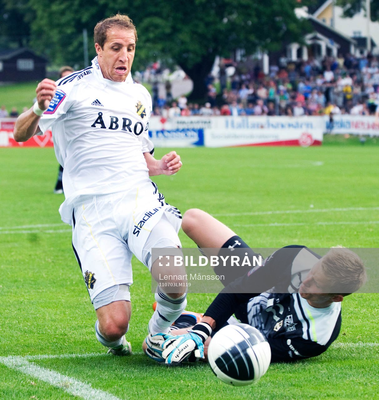 Här vill AIK och Kenny Pavey ha straff när Karl-Johan