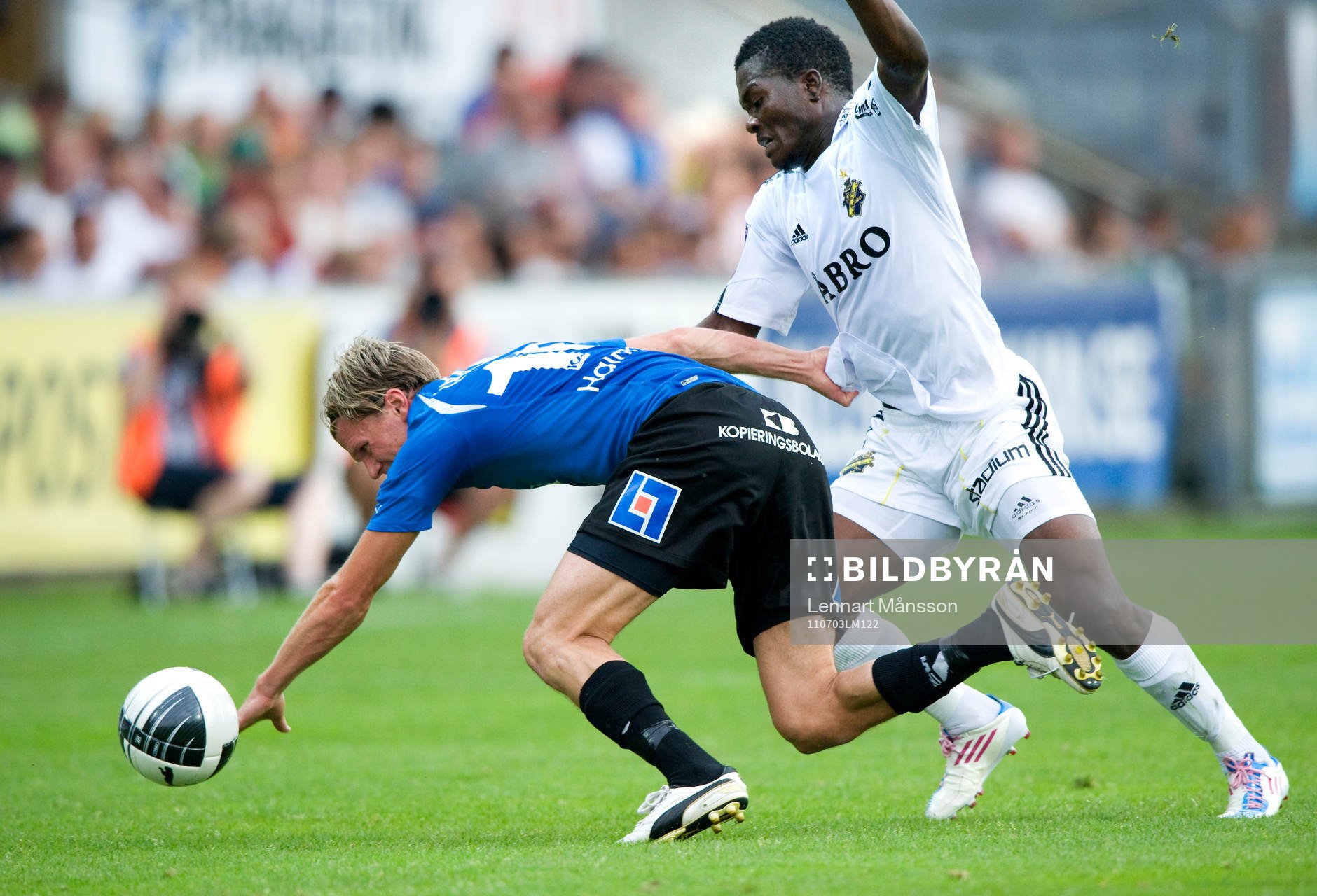 Christian Järdler, Halmstad, faller mot Ibrahim Bangura,