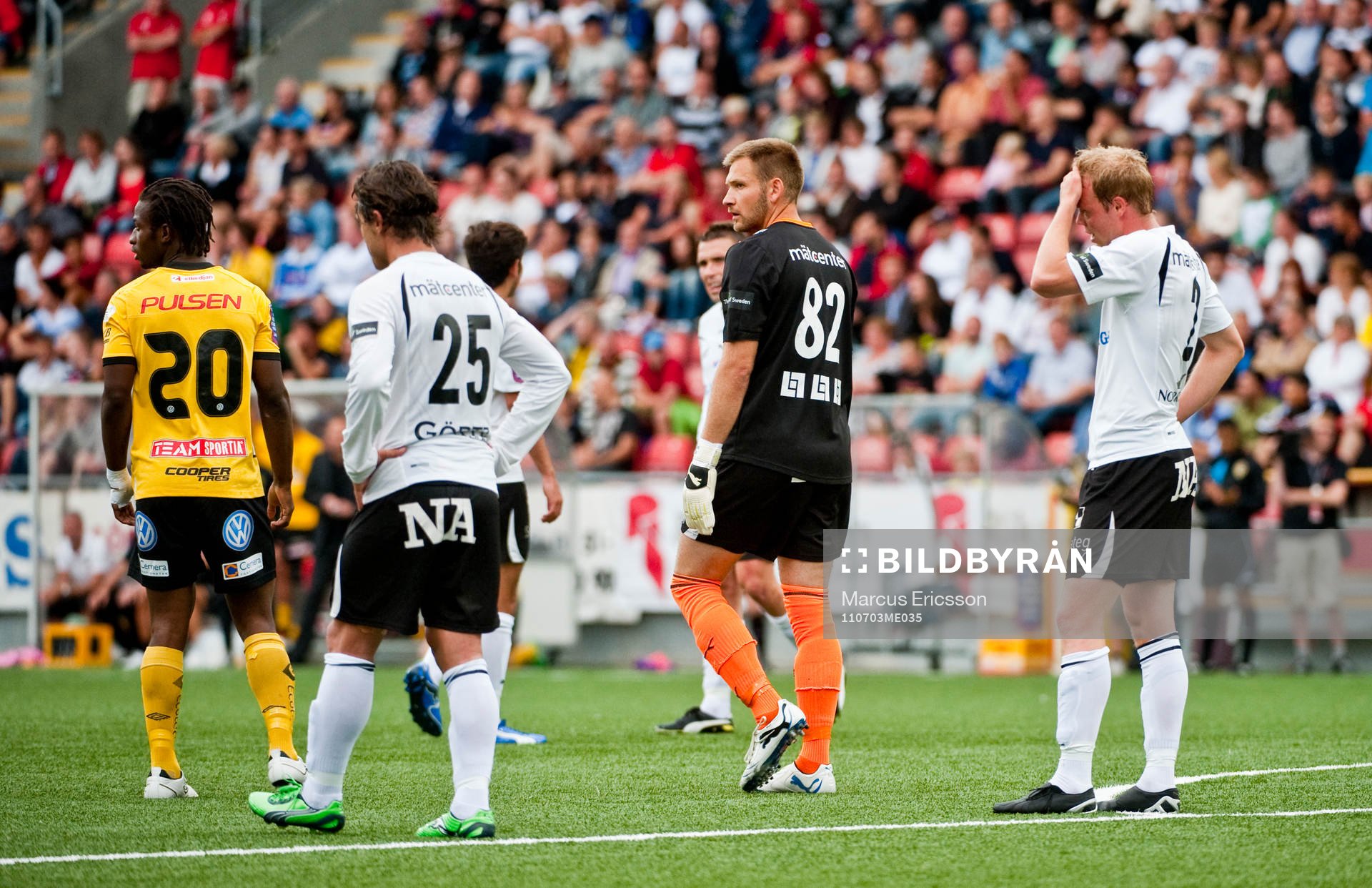 Johan Alvbåge, målvakt Örebro lämnar planen