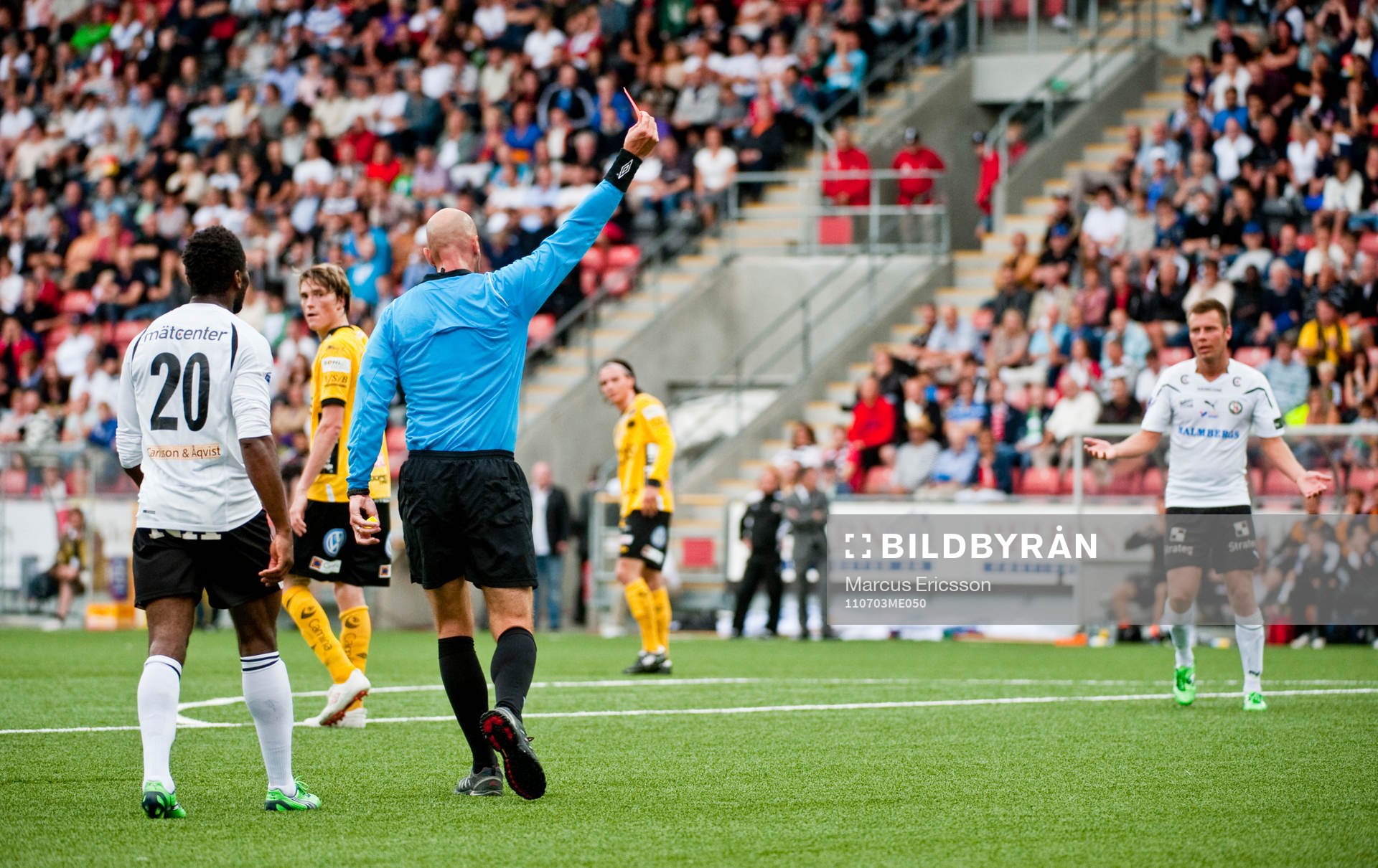 Domare Stefan Johannesson slänger upp ett rött kort mot