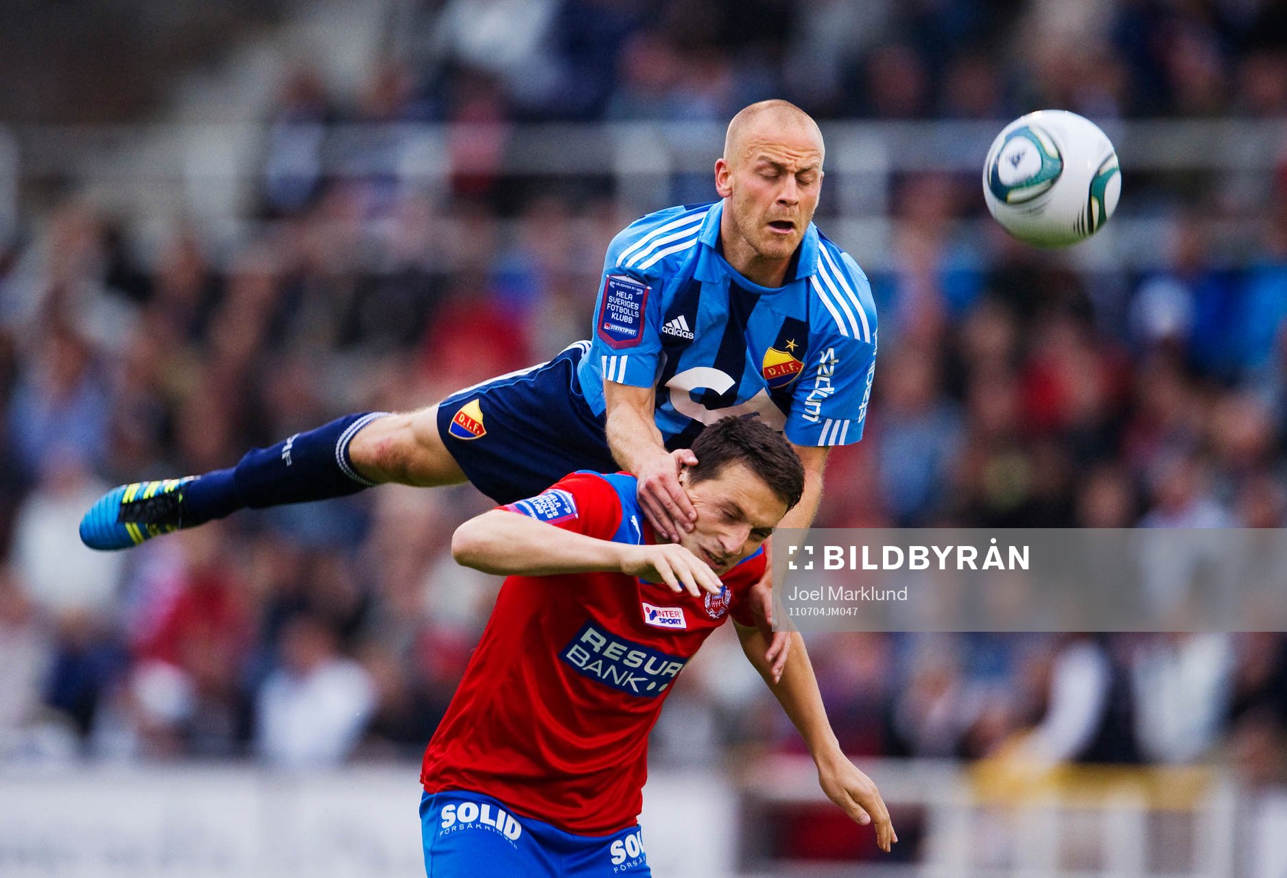 Daniel Sjölund, Djurgården, hänger över Ardian Gashi,