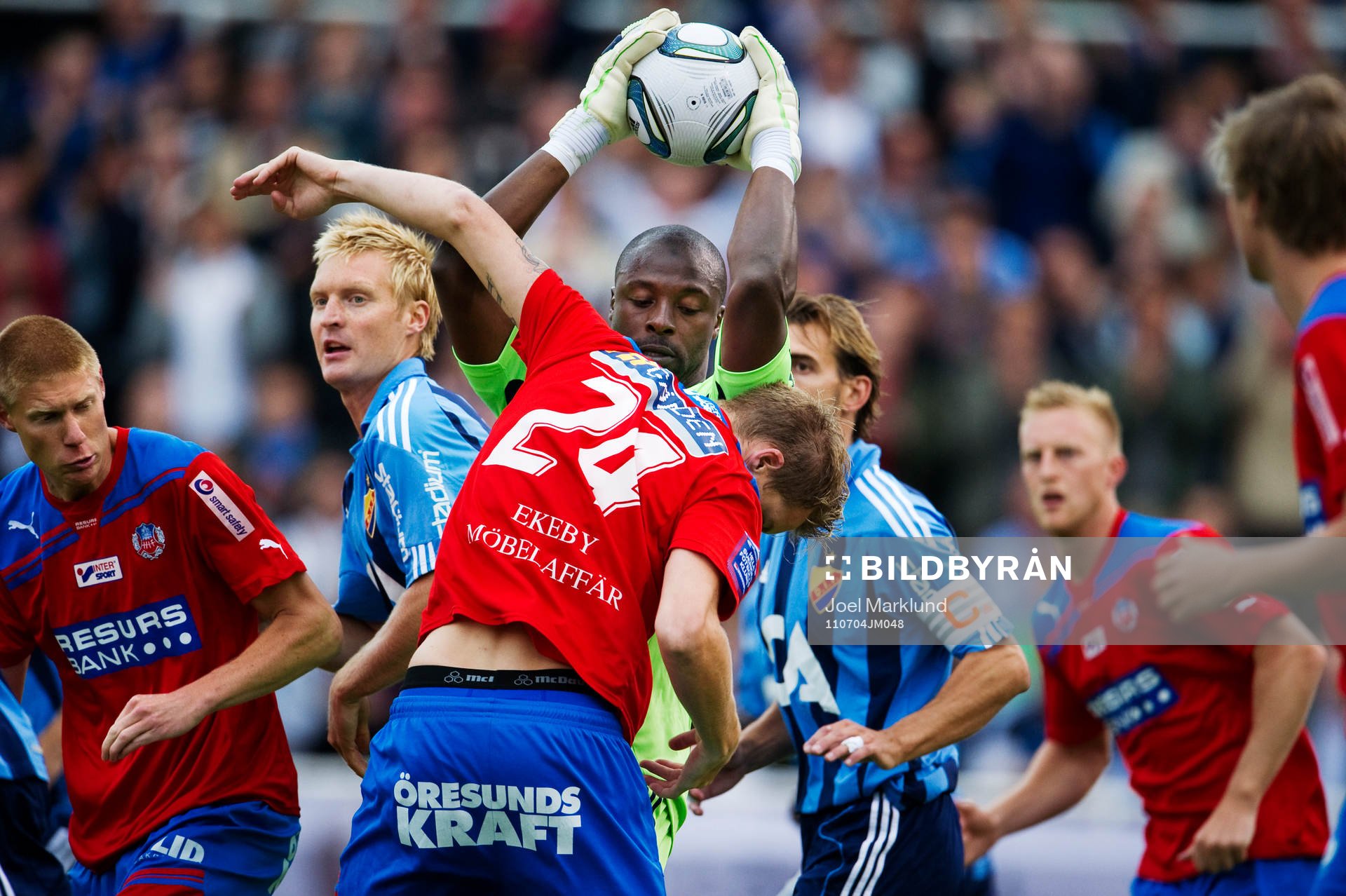 Pa Dembo Touray, målvakt, Djurgården, plockar ner bollen