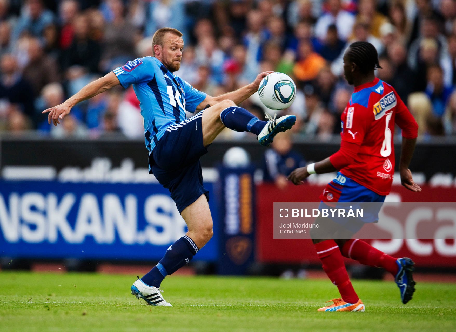 Mattias Jonson, Djurgården, tar ner bollen framför May