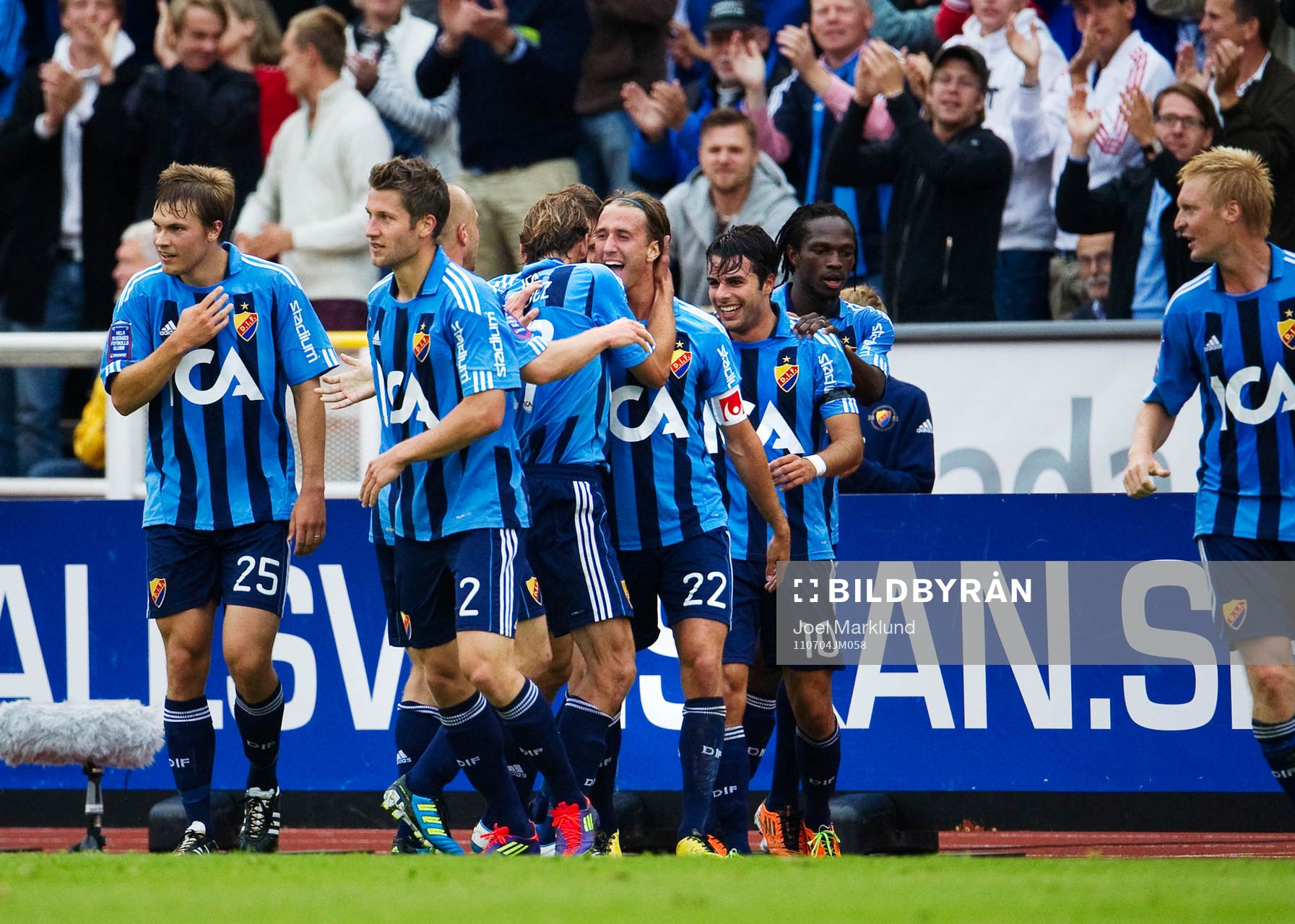 Philip Hellquist, Djurgården, kramas om