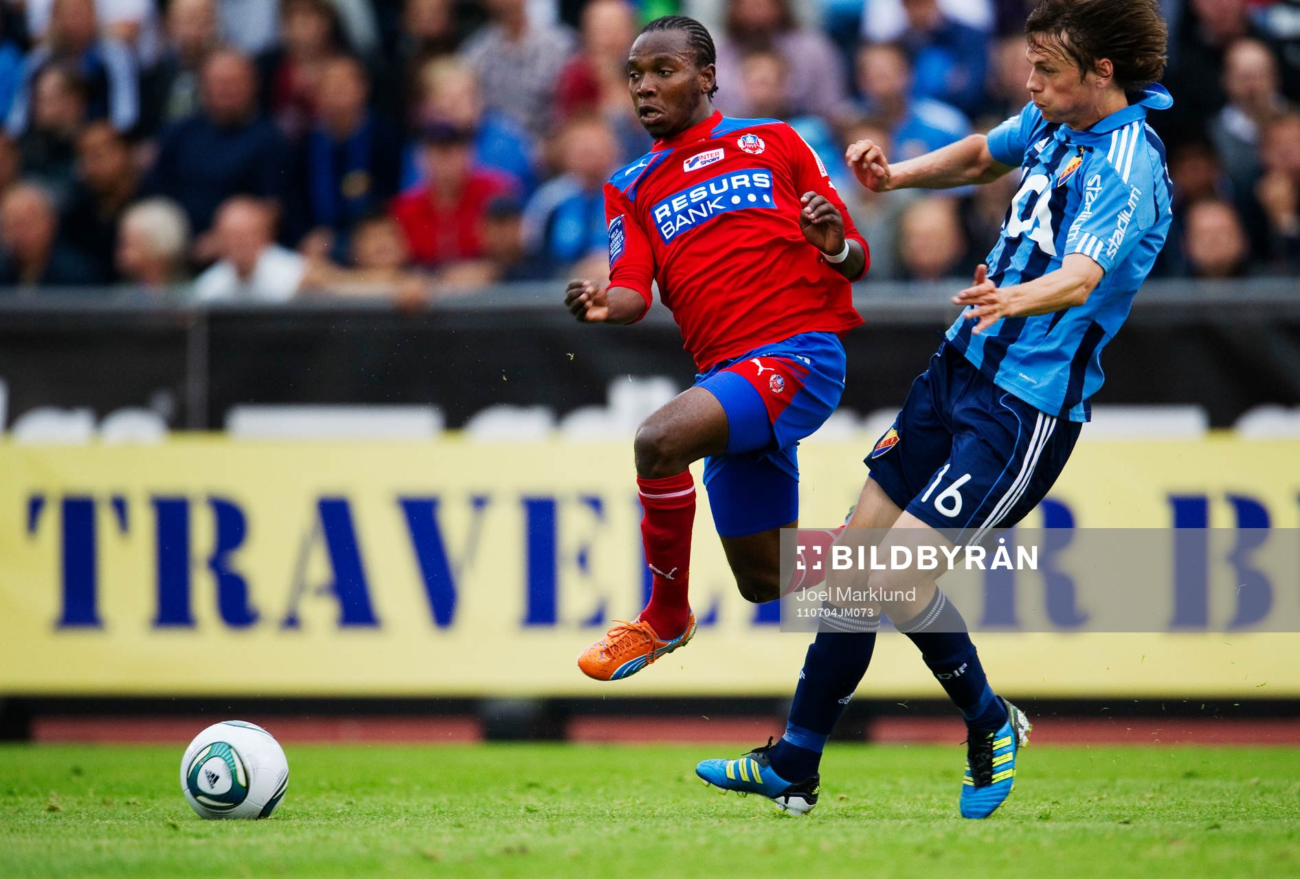 May Mahlangu, Helsingborg, i kamp om bollen med Kasper