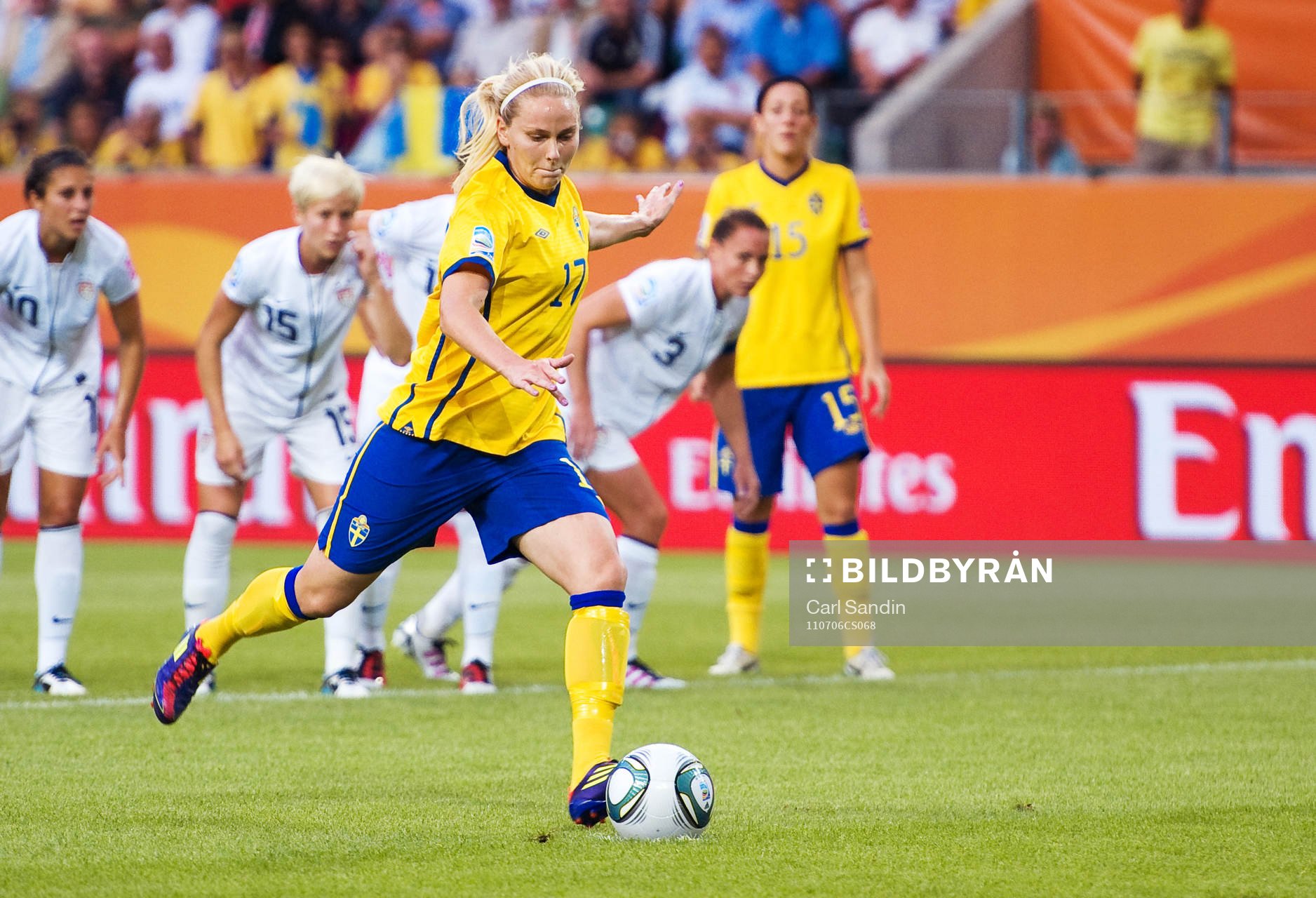 Lisa Dahlkvist, Sverige, skjuter mål på straff. 1-0