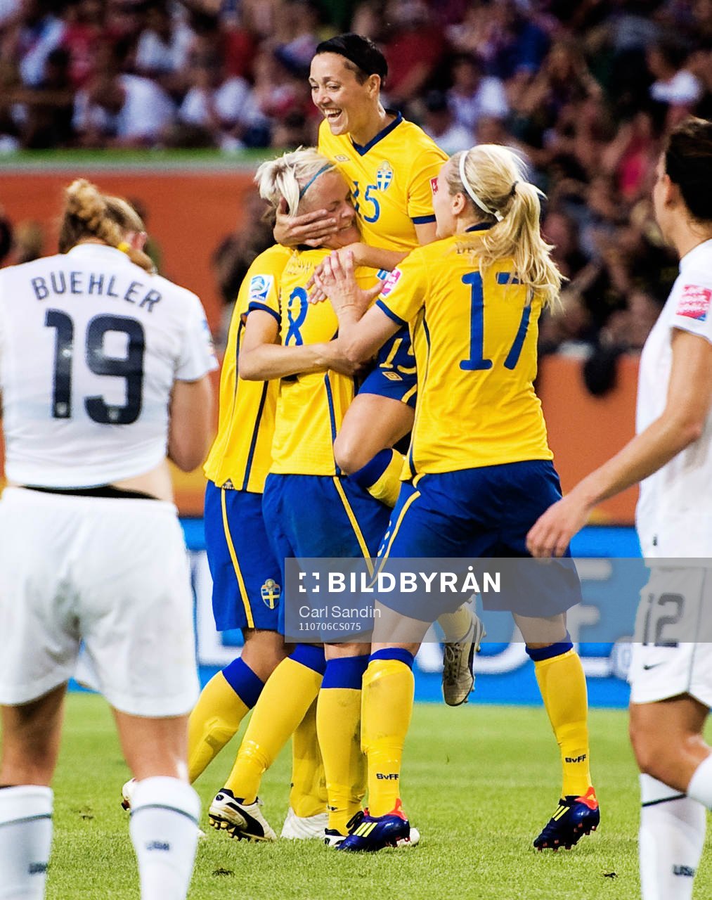 Nilla Fischer, Therese Sjögran, Sverige, jubel. 2-0