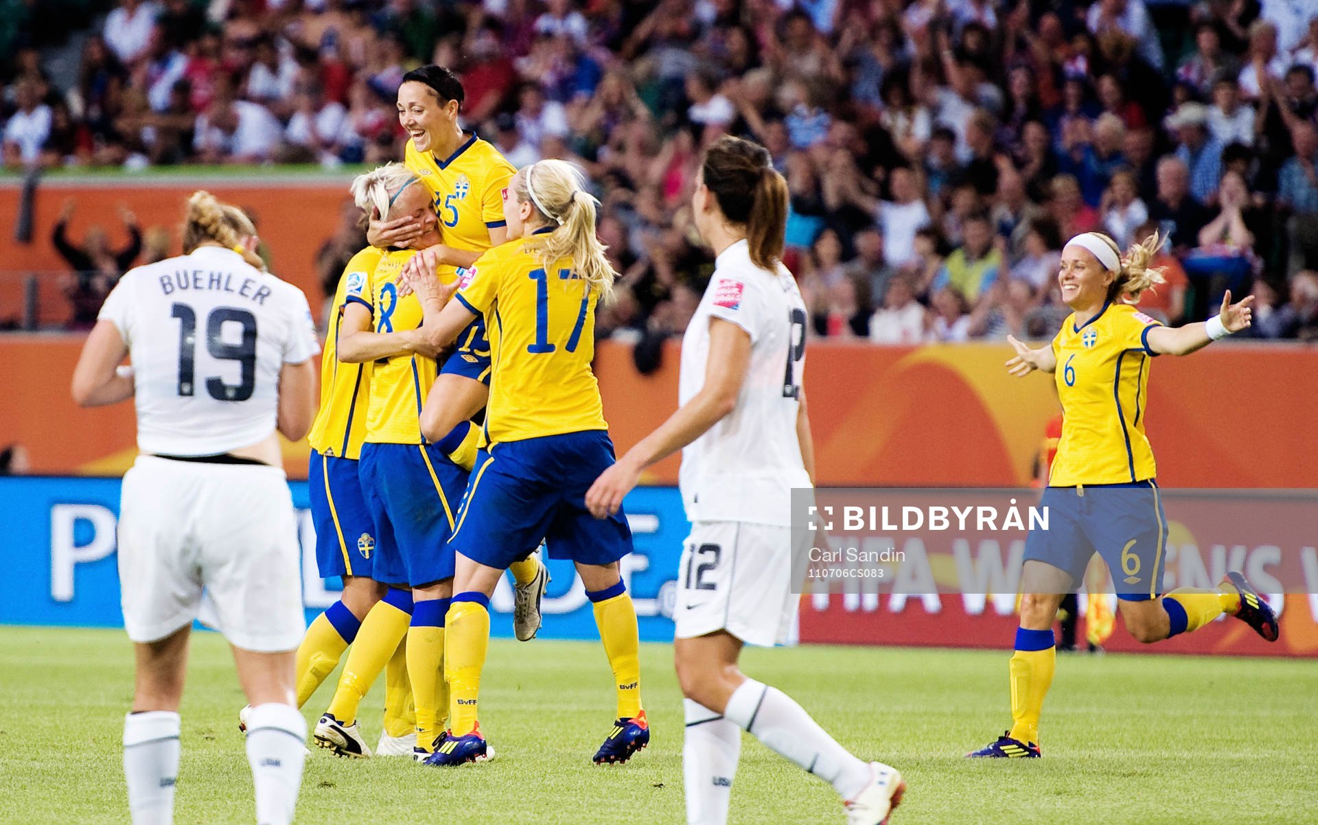Nilla Fischer, Therese Sjögran, Sverige, jubel. 2-0