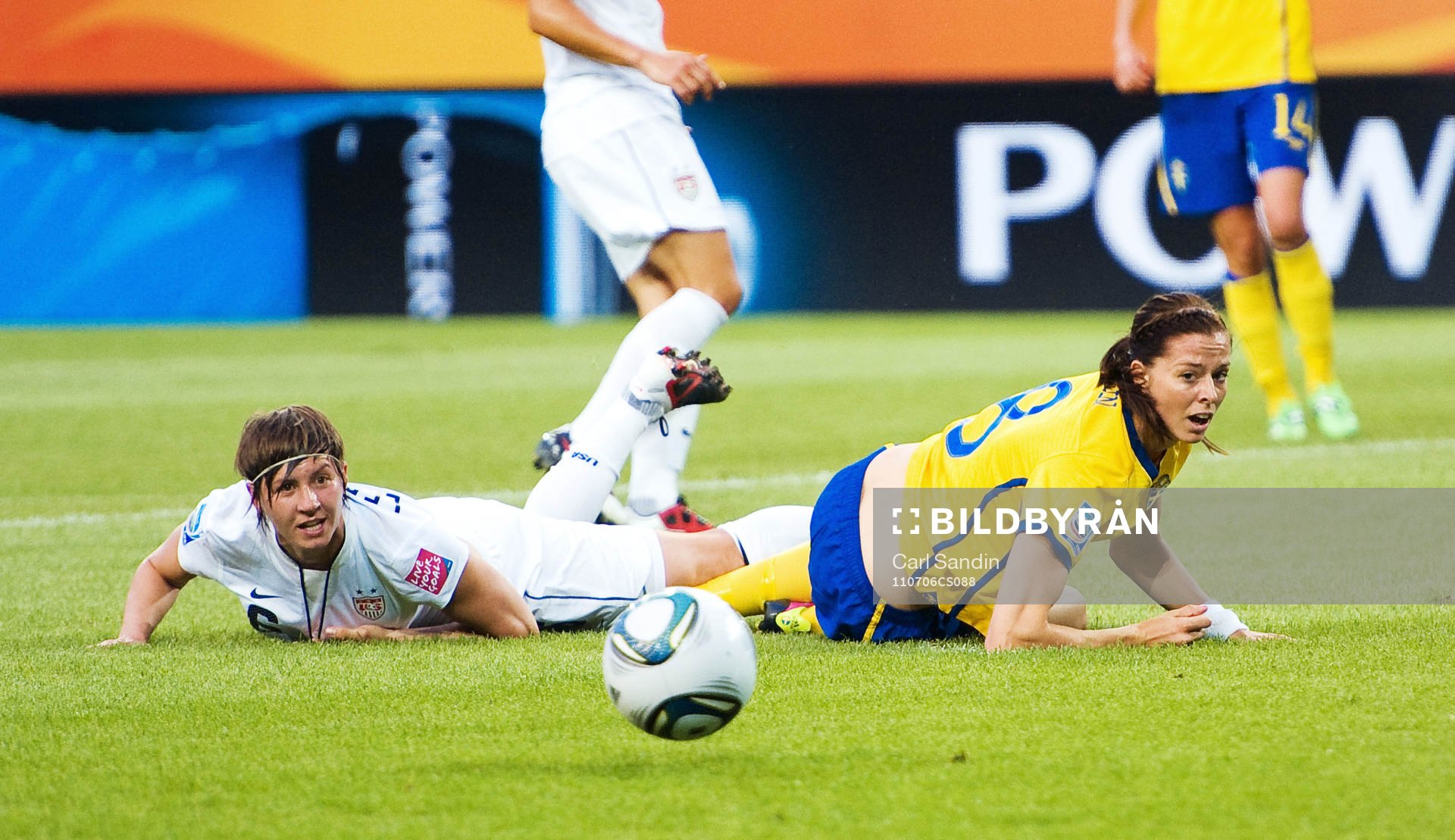 Amy LePeilbet, USA, Lotta Schelin, Sverige. Straff till