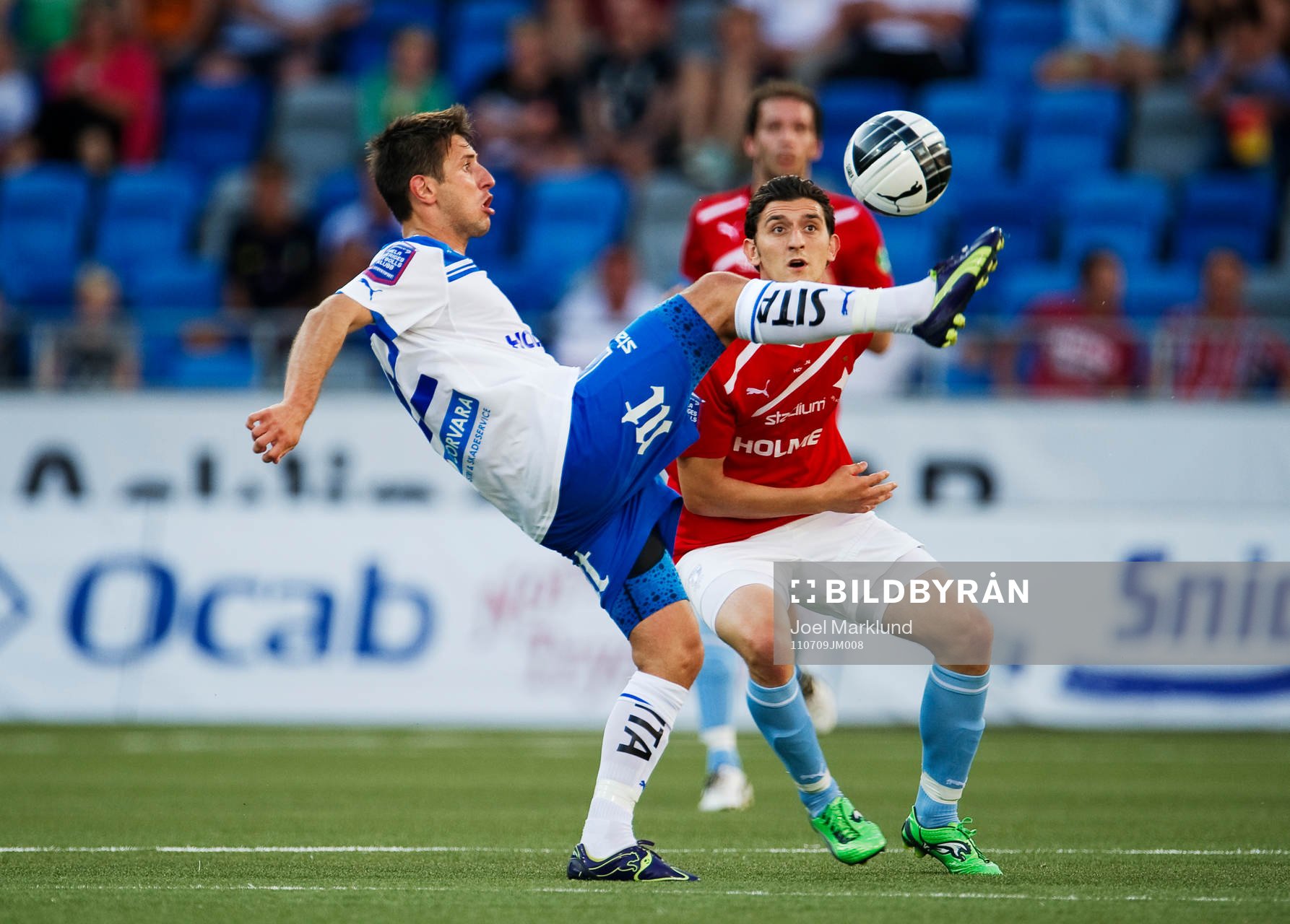 Armin Tankovic, Norrköping, tar ner bollen framför Agon