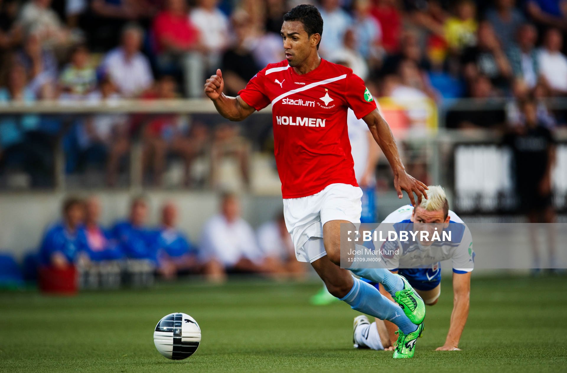 Wilton Figueiredo, Malmö FF, tar sig förbi Petru Racu,