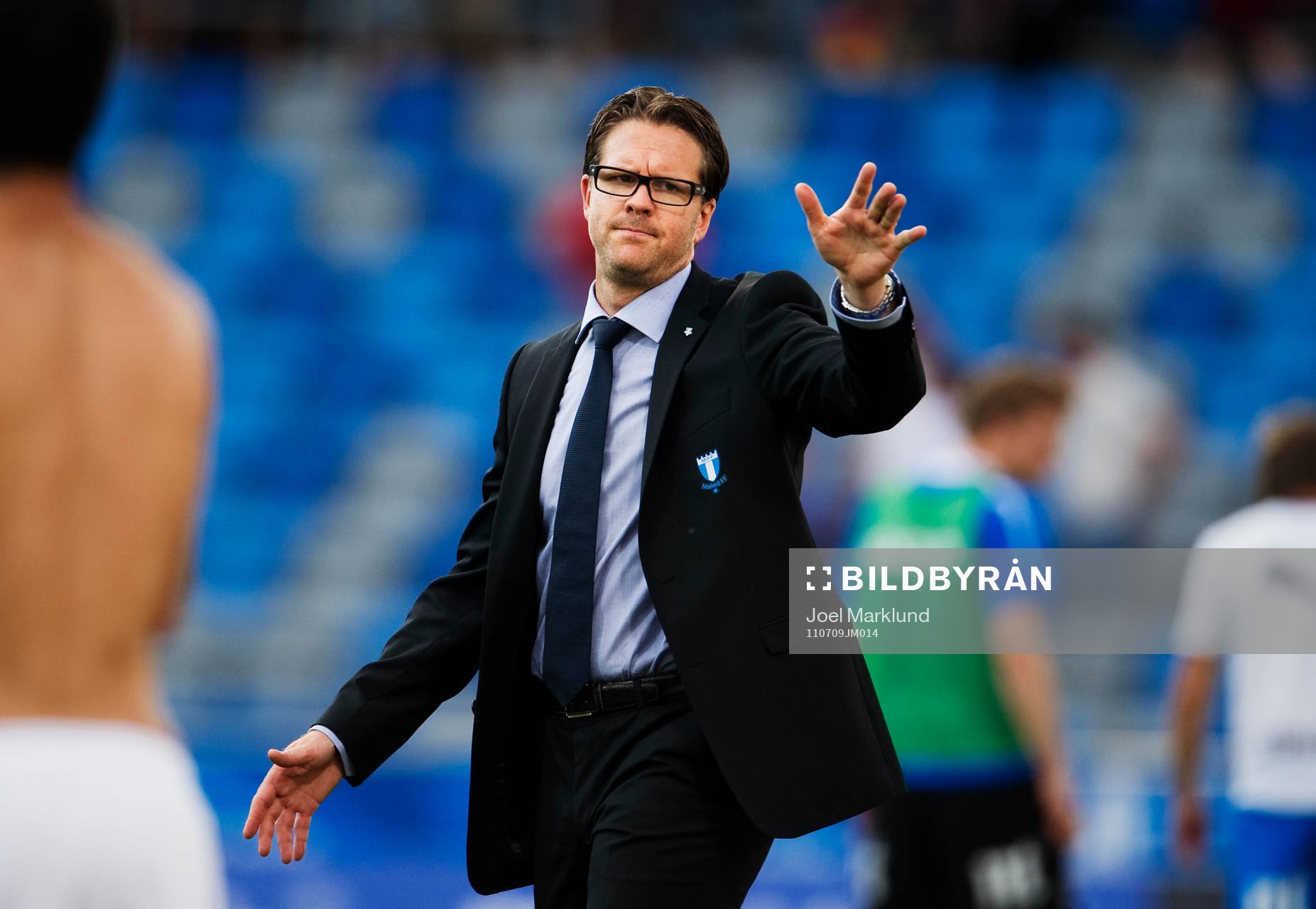 Rikard Norling, tränare, vinkar uppgivet mot fansen