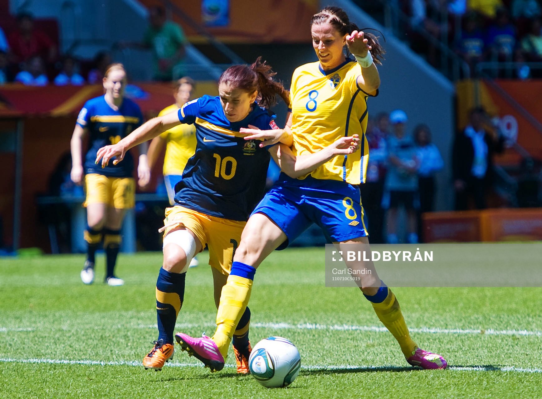 Servet Uzunlar, Australien, Lotta Schelin, Sverige