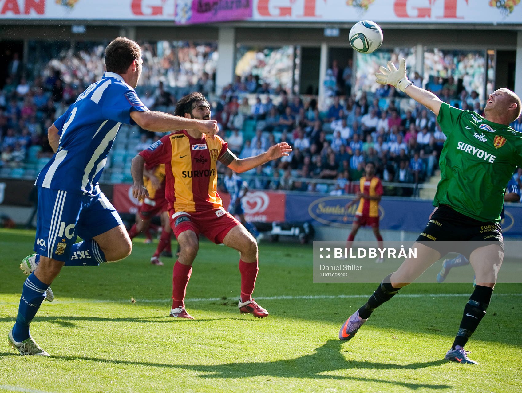   Stefan Selakovic, Göteborg, gör 3-0 bakom Christian Frealdsson, målvakt Syrianska