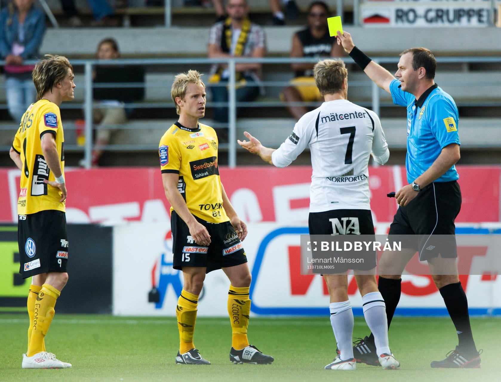 Tre varningar samtidigt, Jonas Eriksson, domare, varnar