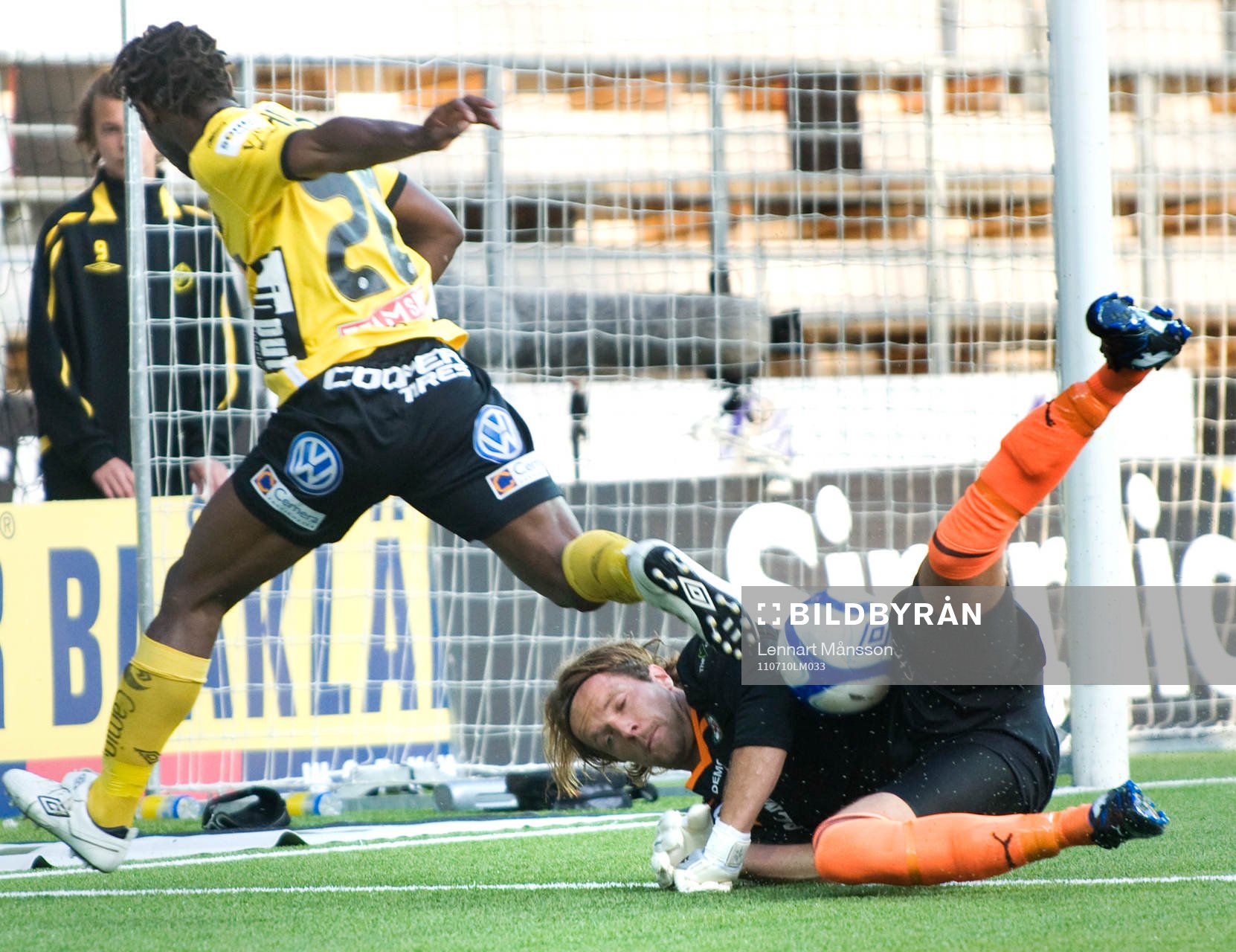 Simon Nurme, målvakt, Örebro, räddar framför Amadou