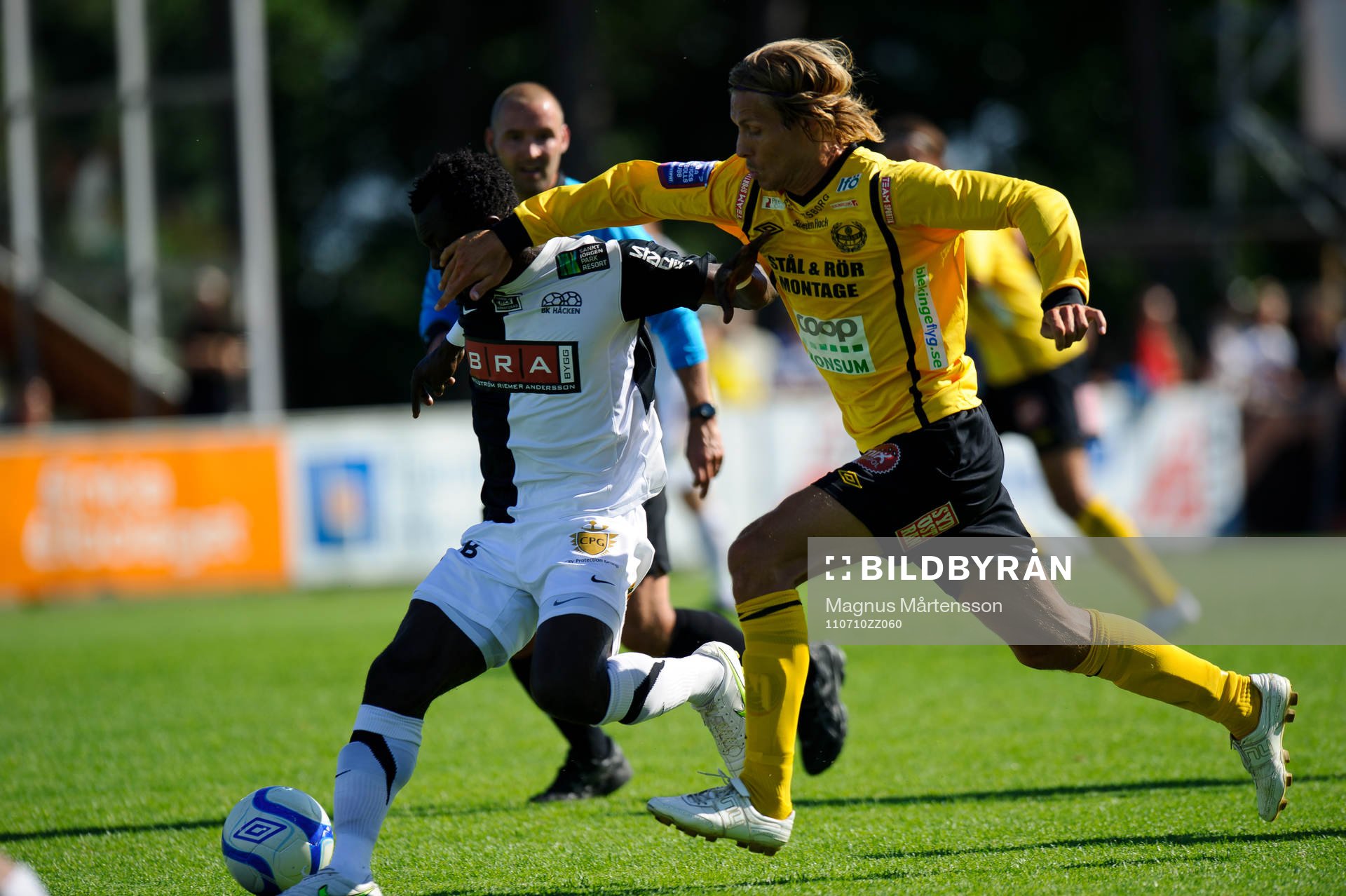 Tobias Grahn, Mjällby, sätter en hand i ansiktet på
