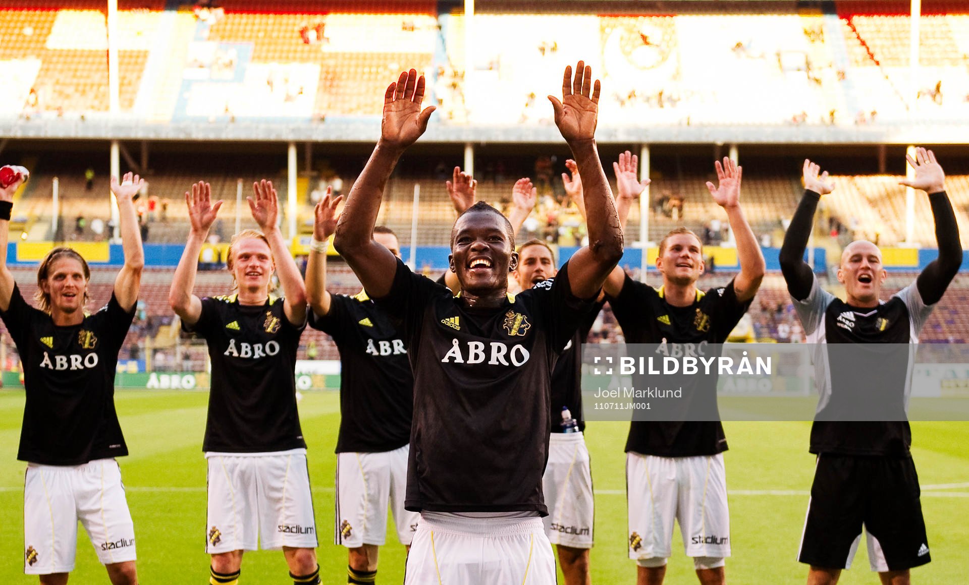 Teteh Bangura, AIK, och övriga spelare tackar fansen