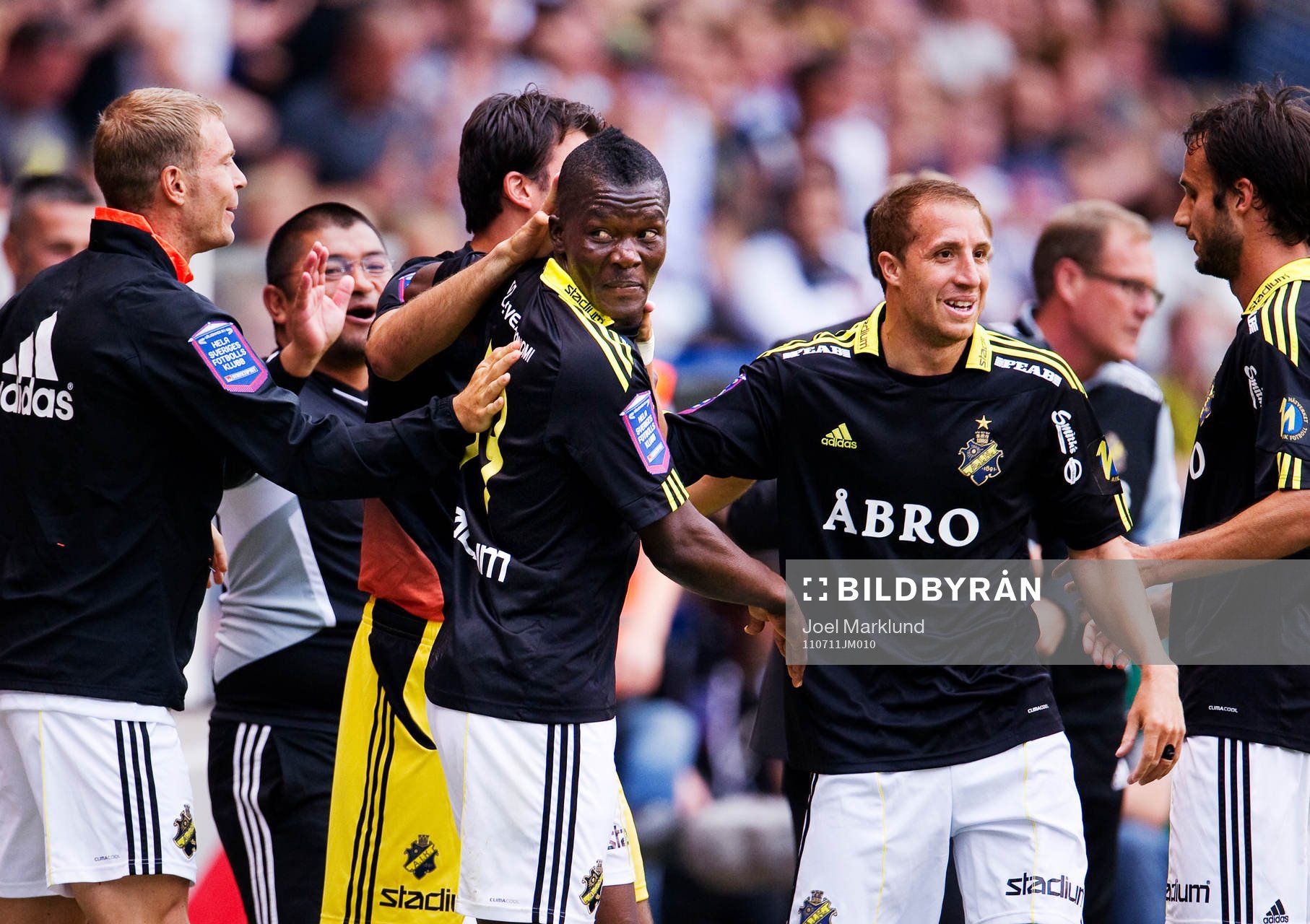 Teteh Bangura, AIK, gratuleras till sitt 2-0-mål