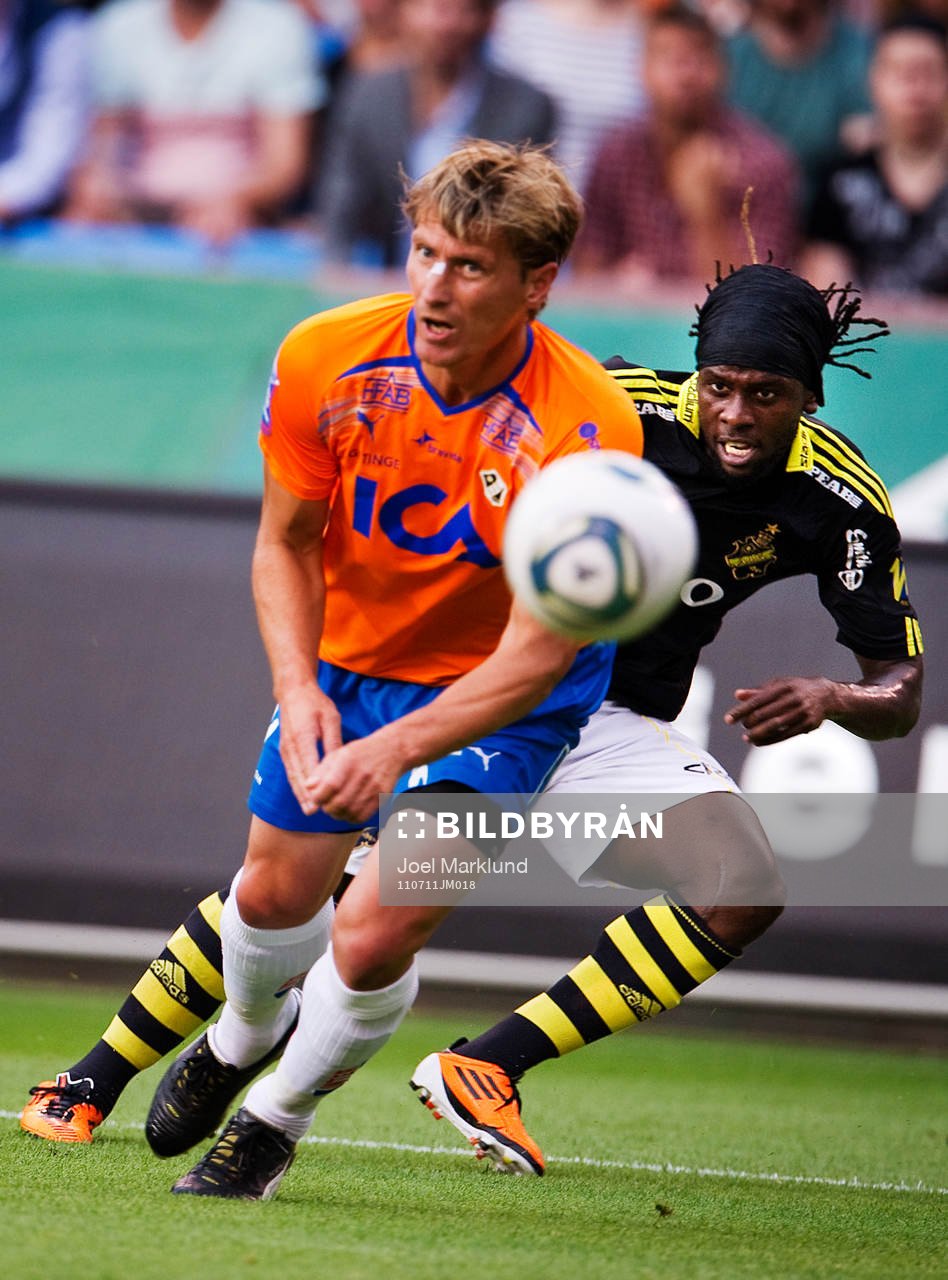 Martin Mutumba, AIK, skjuter förbi Tomas Zvirgzdauskas,