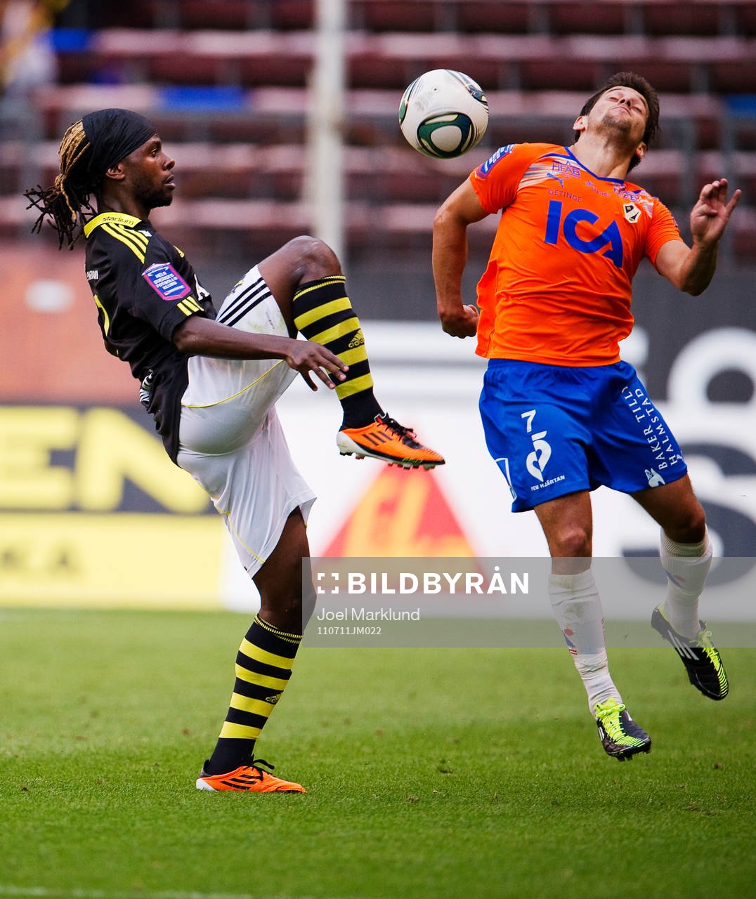 Martin Mutumba, AIK, och Michael Görlitz, Halmstad, i kamp