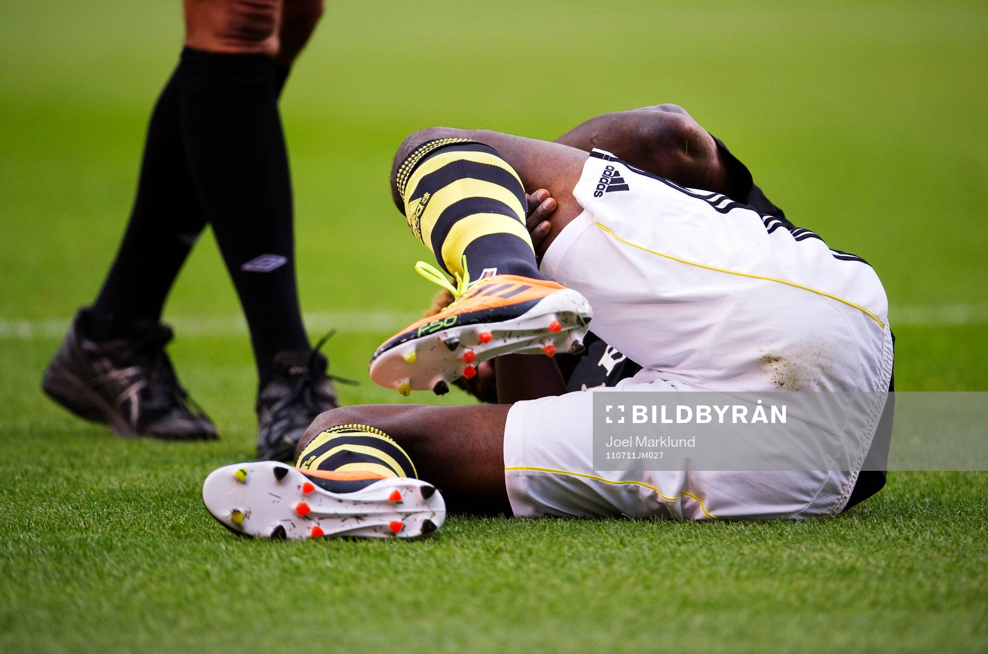 Mohamed Bangura, AIK, ligger och har ont