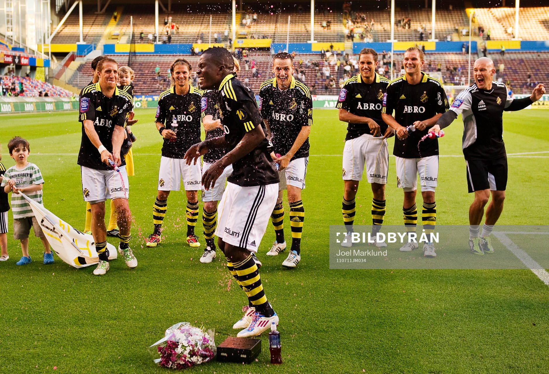 Teteh Bangura, AIK, som gjorde fyra mål i matchen sprutas
