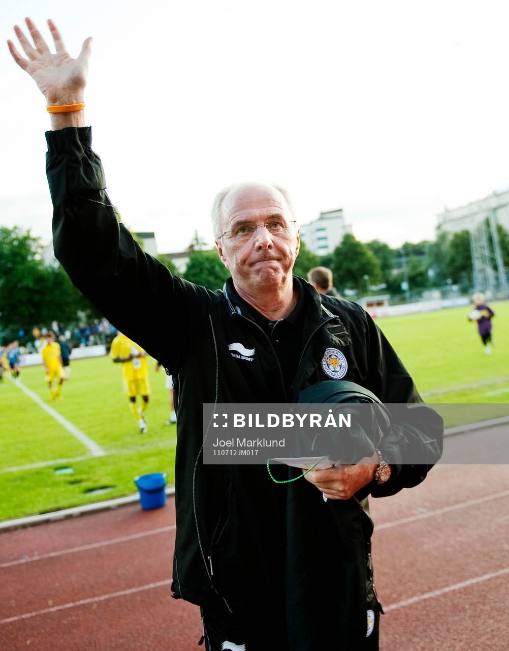 Sven-Göran Eriksson, tränare, Leicester, vinkar till