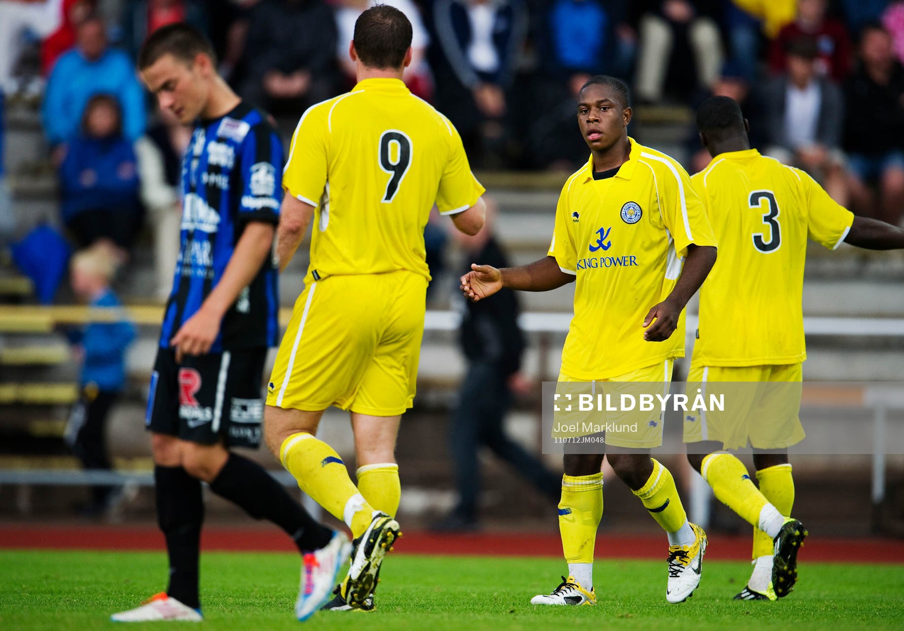 Matt Oakley, Leicester, gratuleras till sitt 0-2-mål