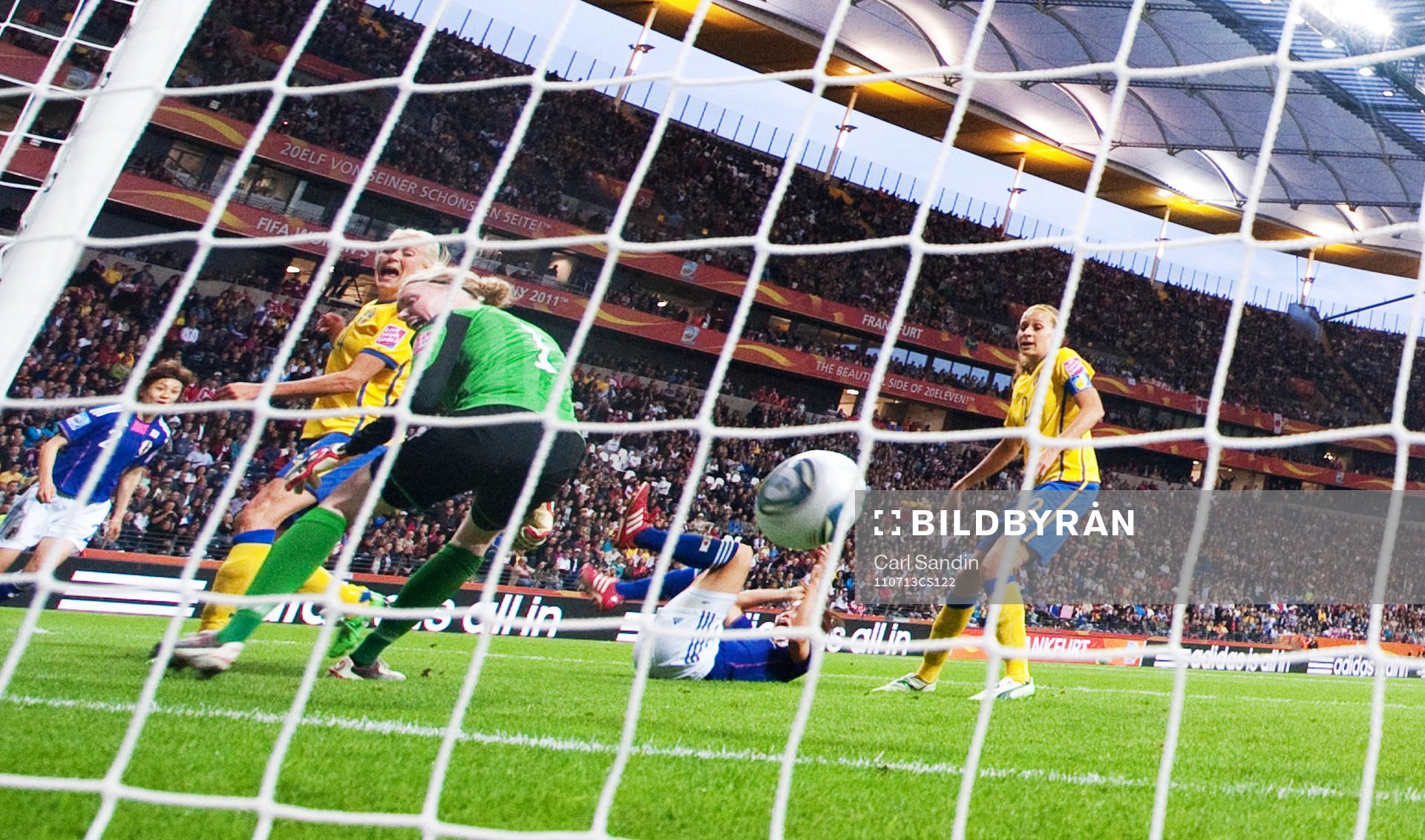 Josefine Öqvist, Sverige, touchar till bollen och gör