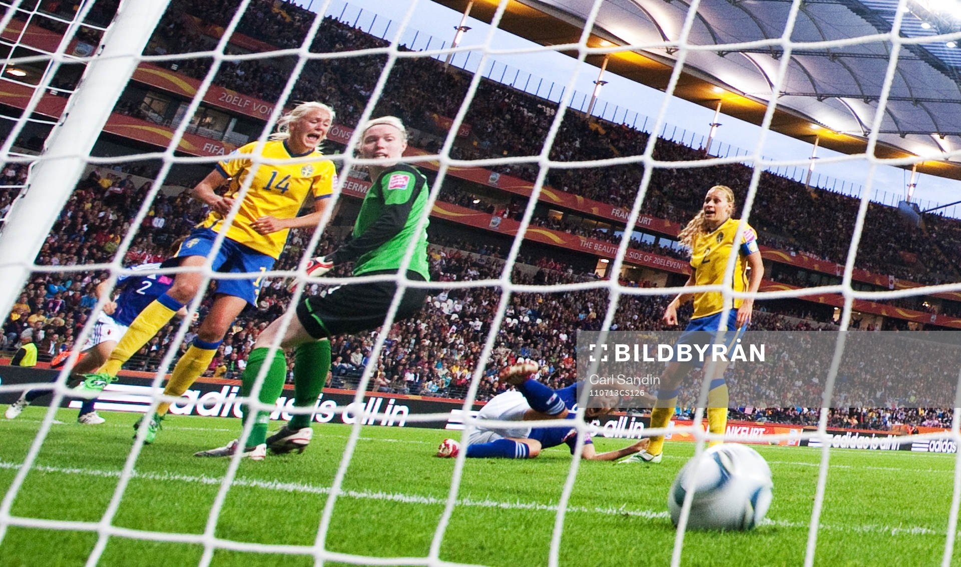 Josefine Öqvist, Sverige, touchar till bollen och gör