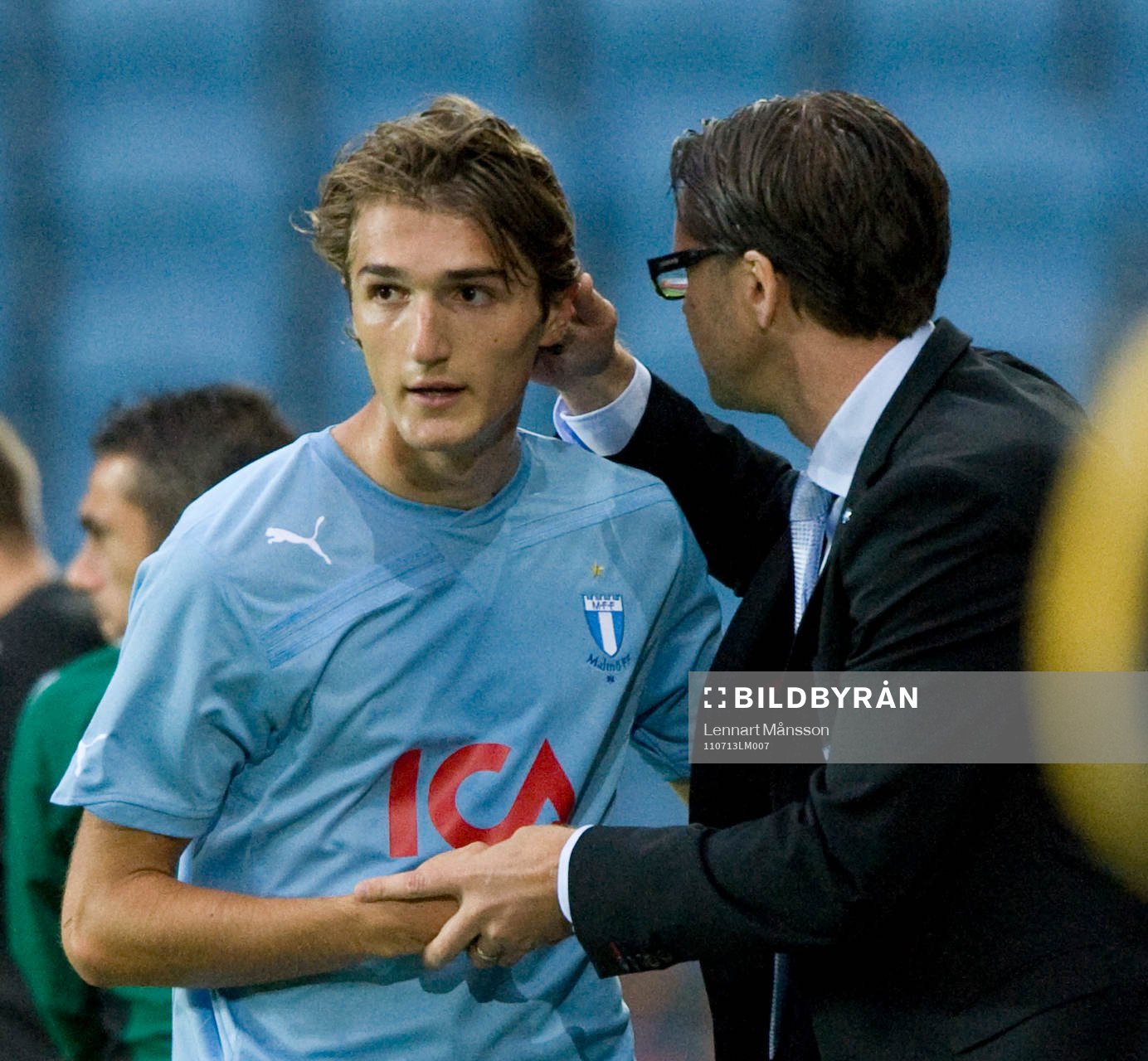 Målhjälten Dardan Rexhepi kramas av Rikard Norling,