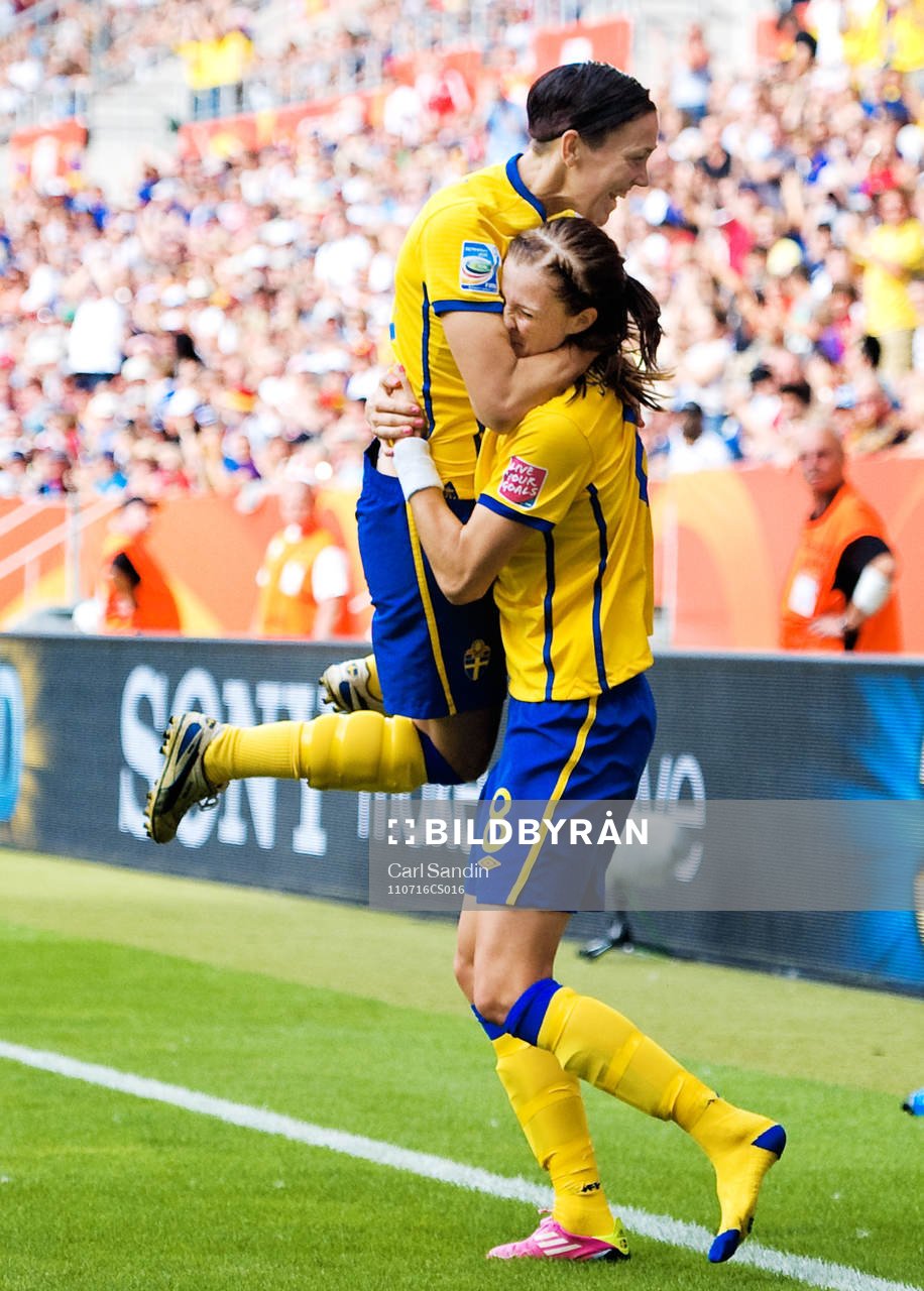Therese Sjögran, Lotta Schelin, Sverige, jubel. 1-0