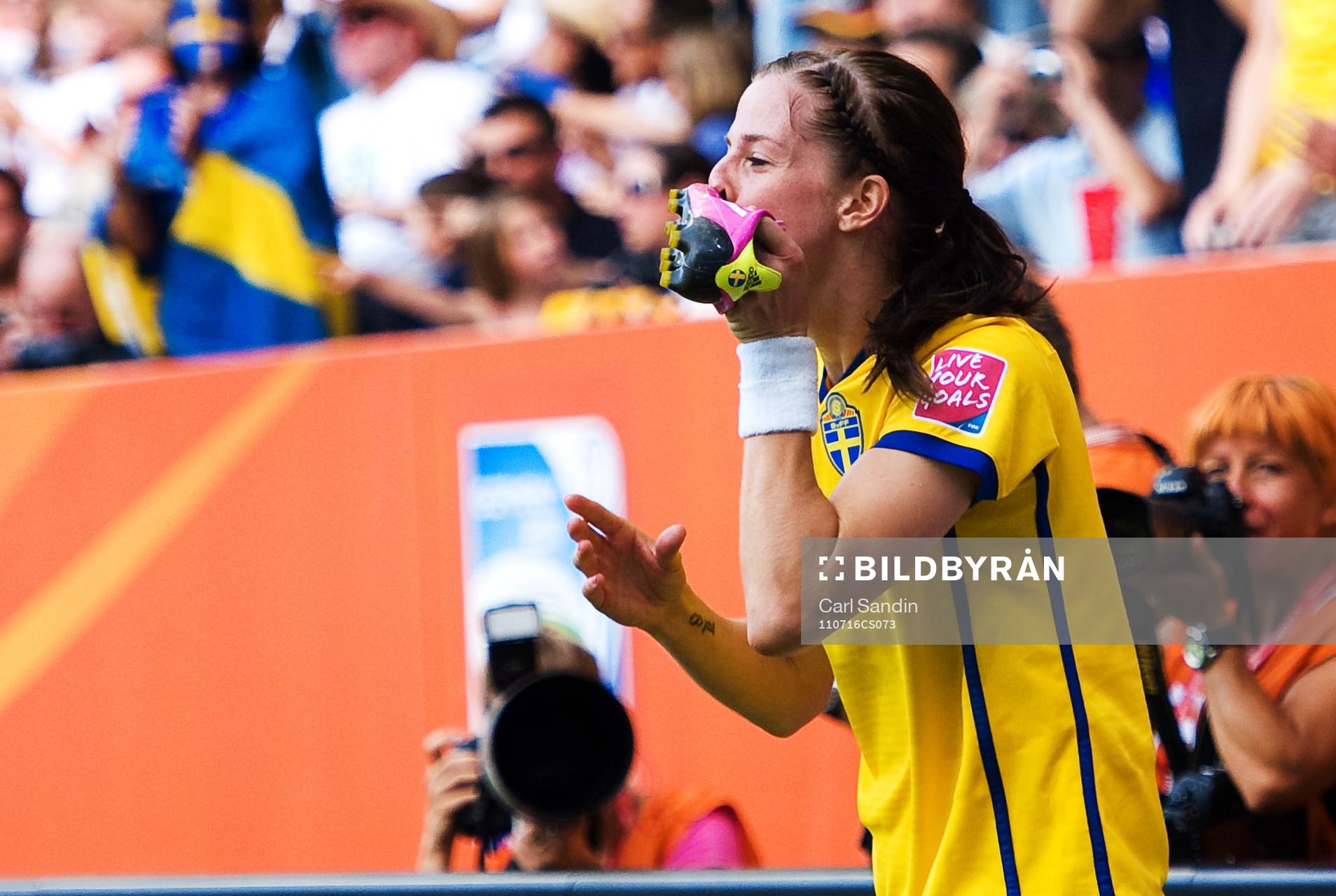 Lotta Schelin, Sverige, jubel. 1-0, pussar sin sko