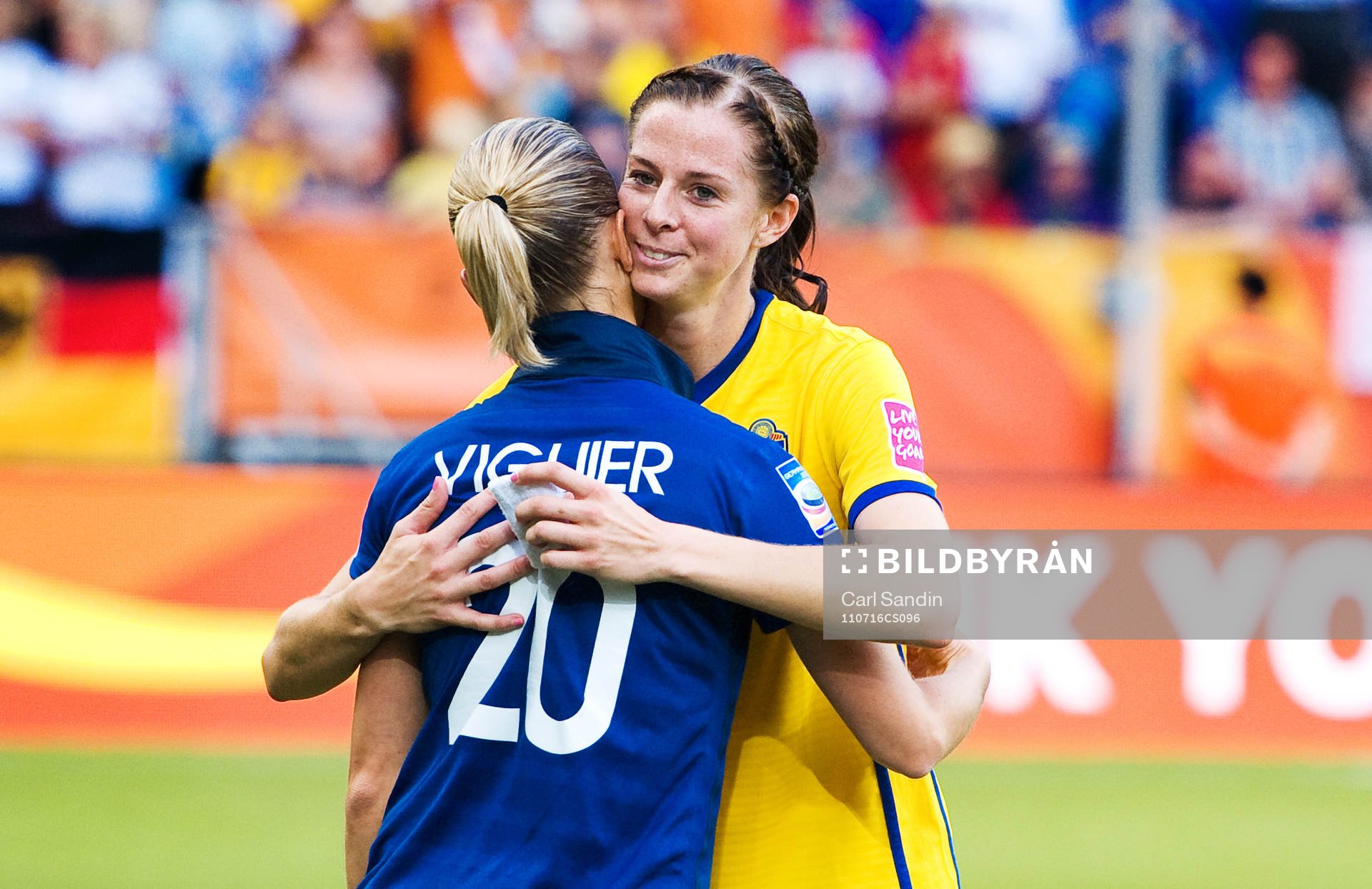Lotta Schelin, Sverige, kramar om Sabrina Viguier, Frankrike